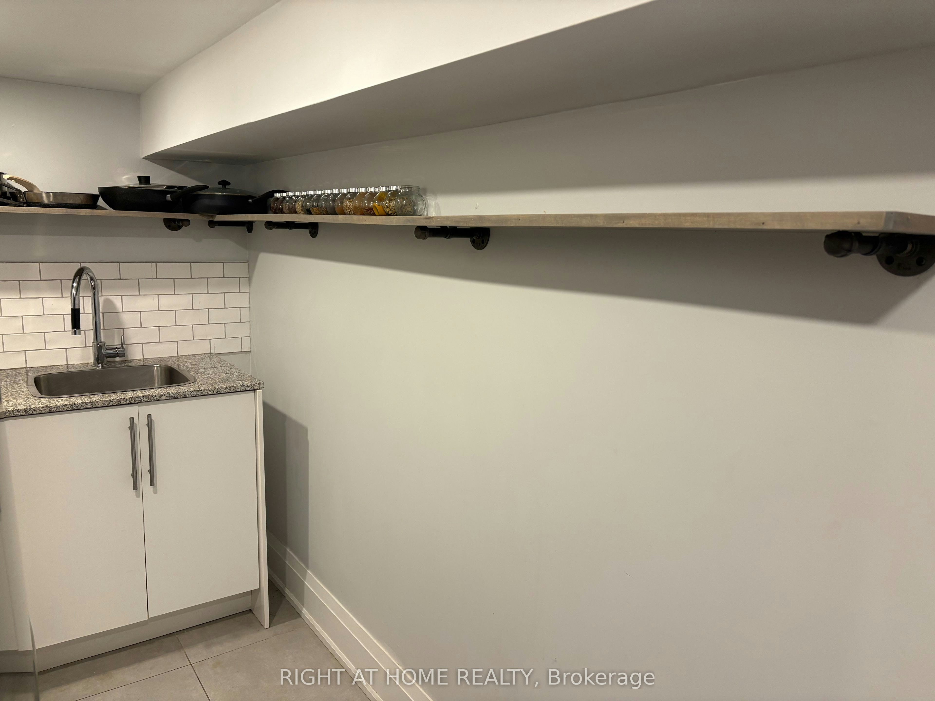 Lower-39 Amherst Avenue, Toronto, ON, M6E 1Z2 - 2