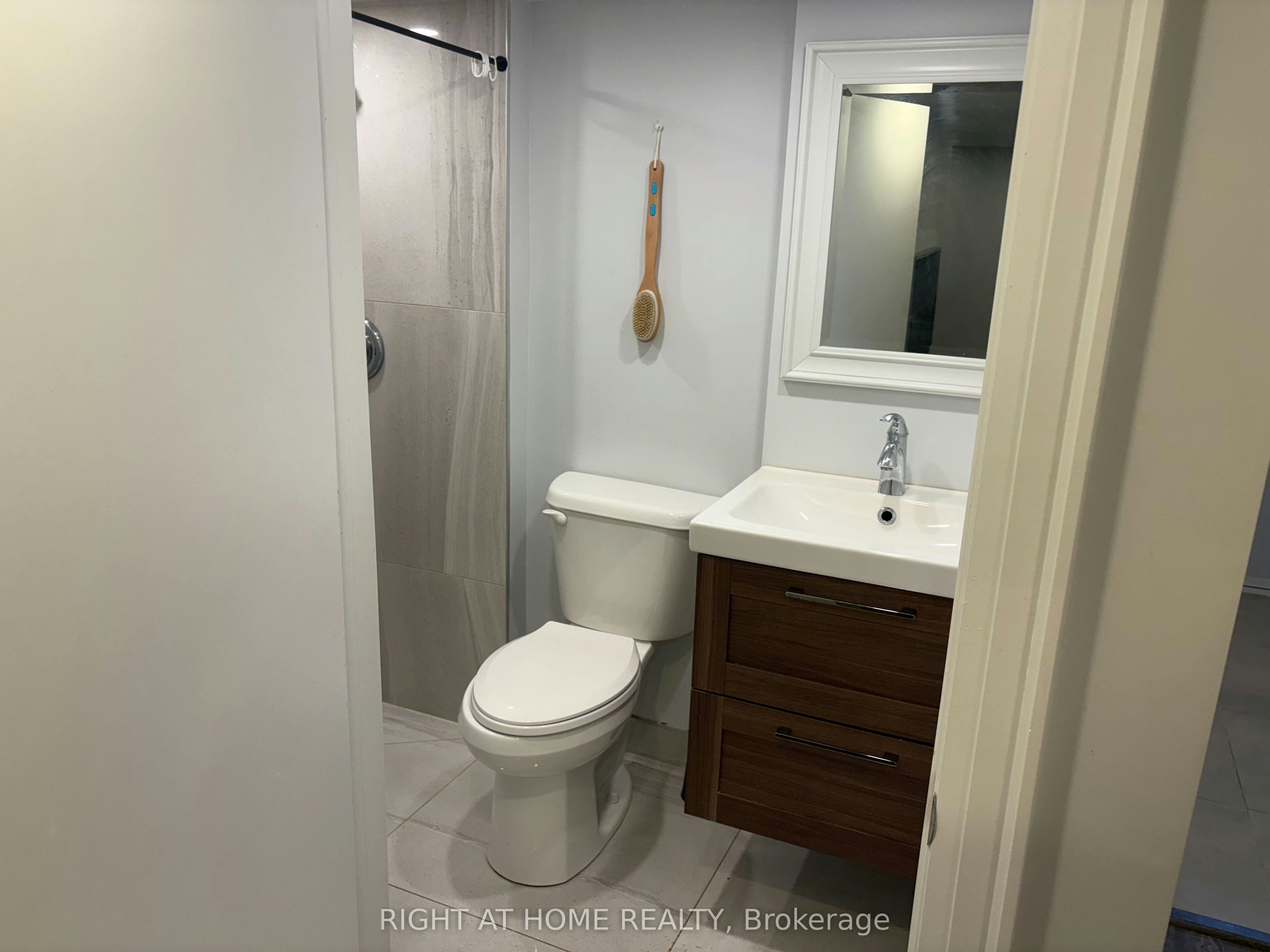 Lower-39 Amherst Avenue, Toronto, ON, M6E 1Z2 - 12