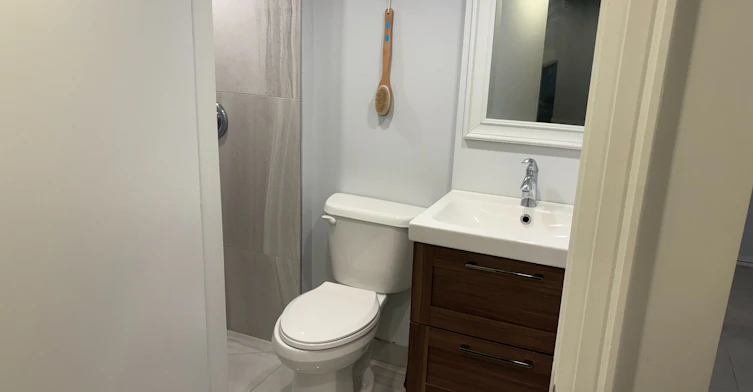 Lower-39 Amherst Avenue, Toronto, ON, M6E 1Z2 - 12