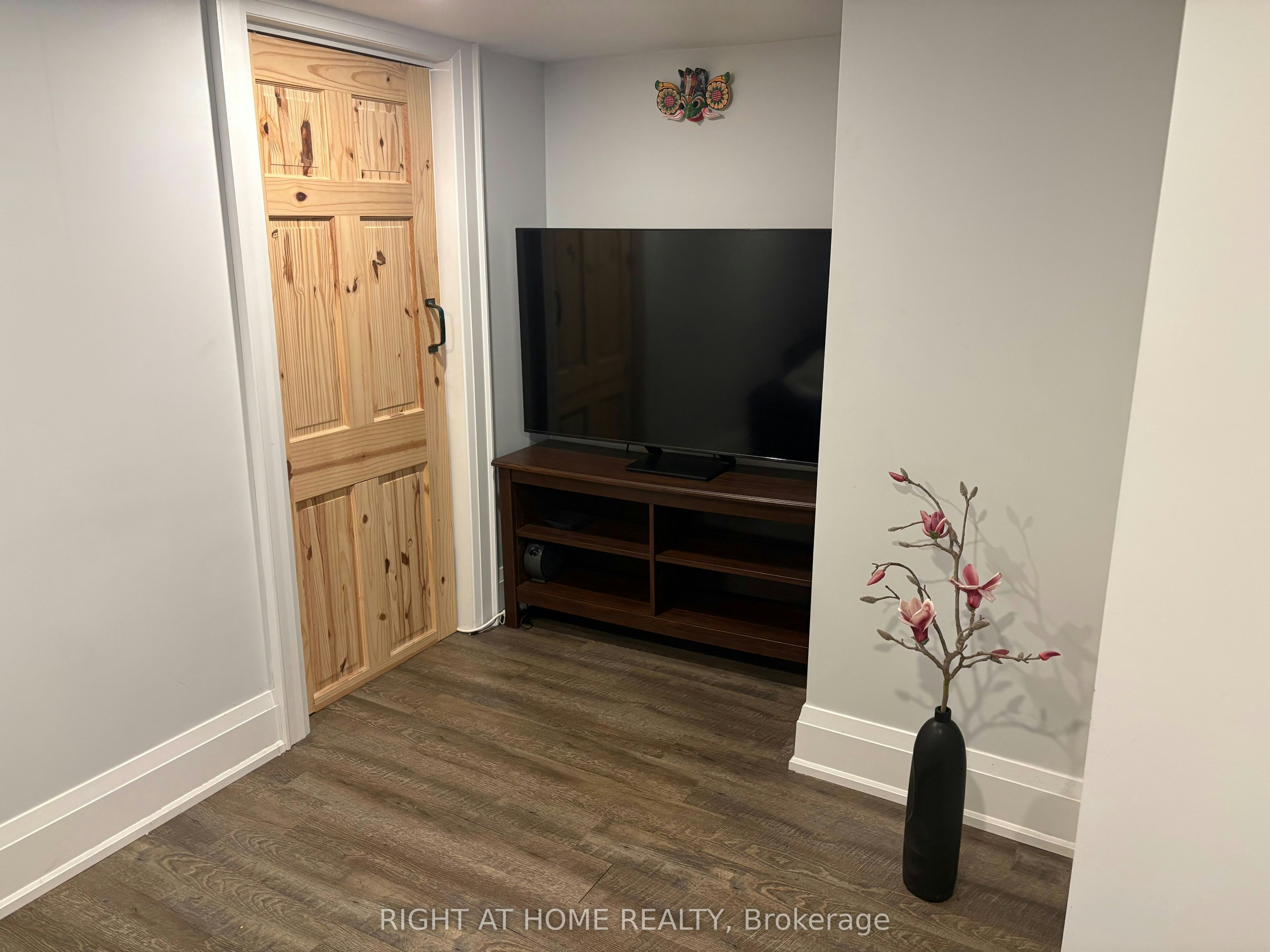 Lower-39 Amherst Avenue, Toronto, ON, M6E 1Z2 - 9