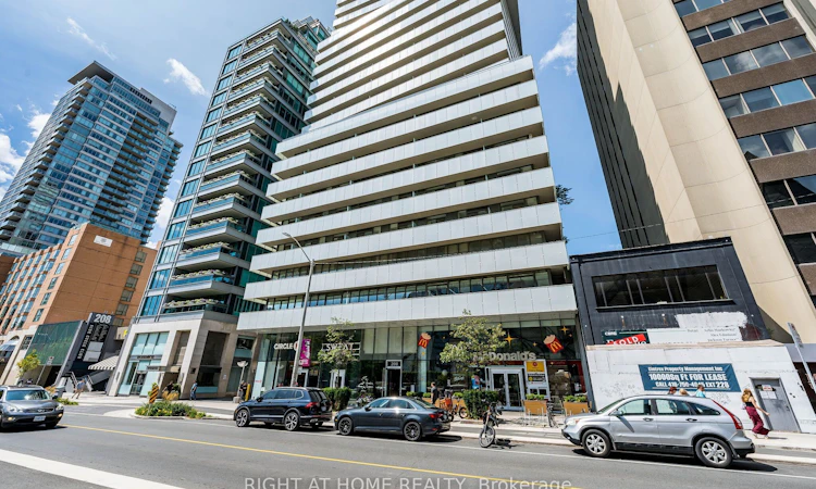 1604-200 Bloor Street W