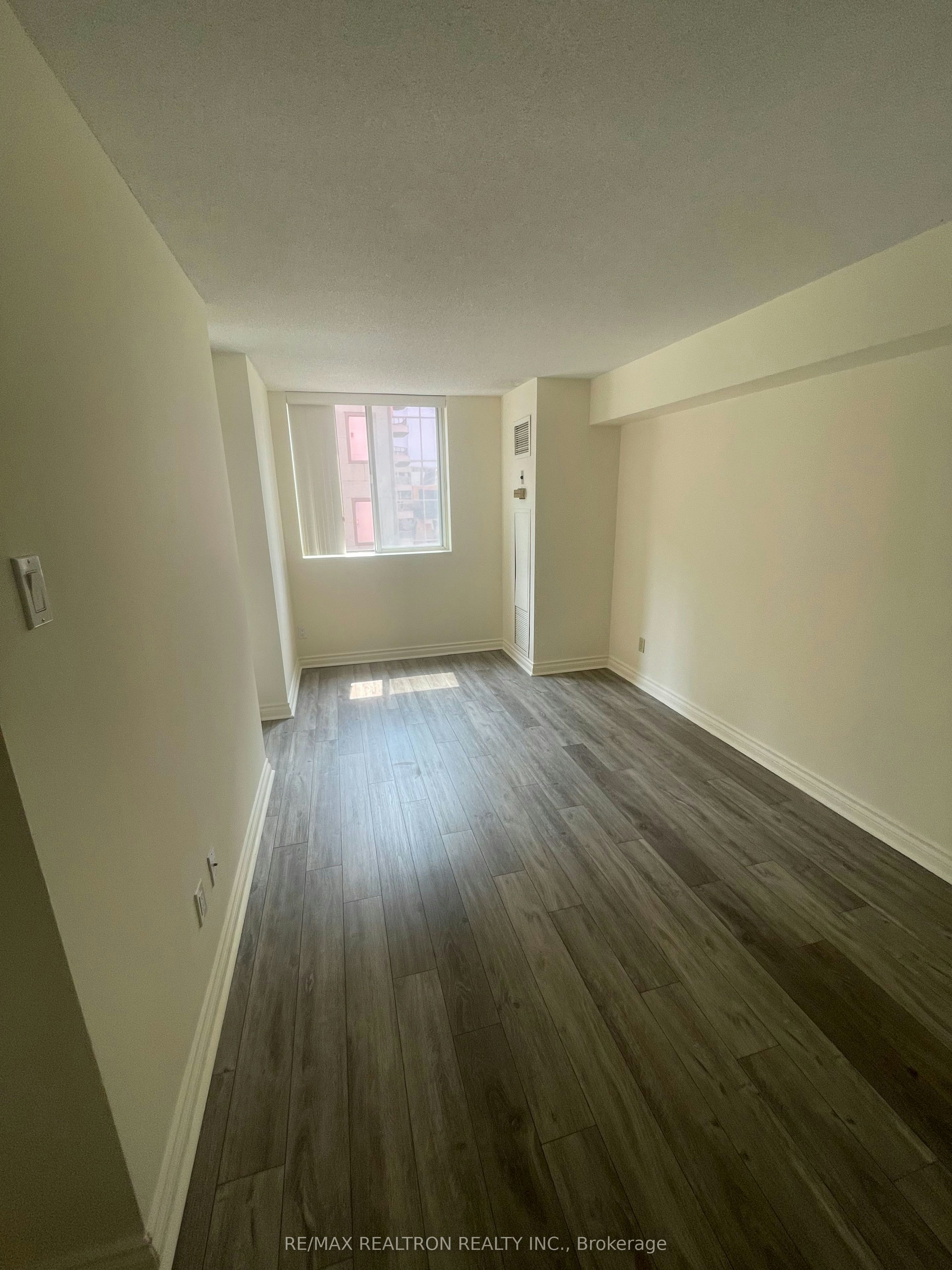 1003-736 Bay Street, Toronto, ON, M5G 2M4 - 11