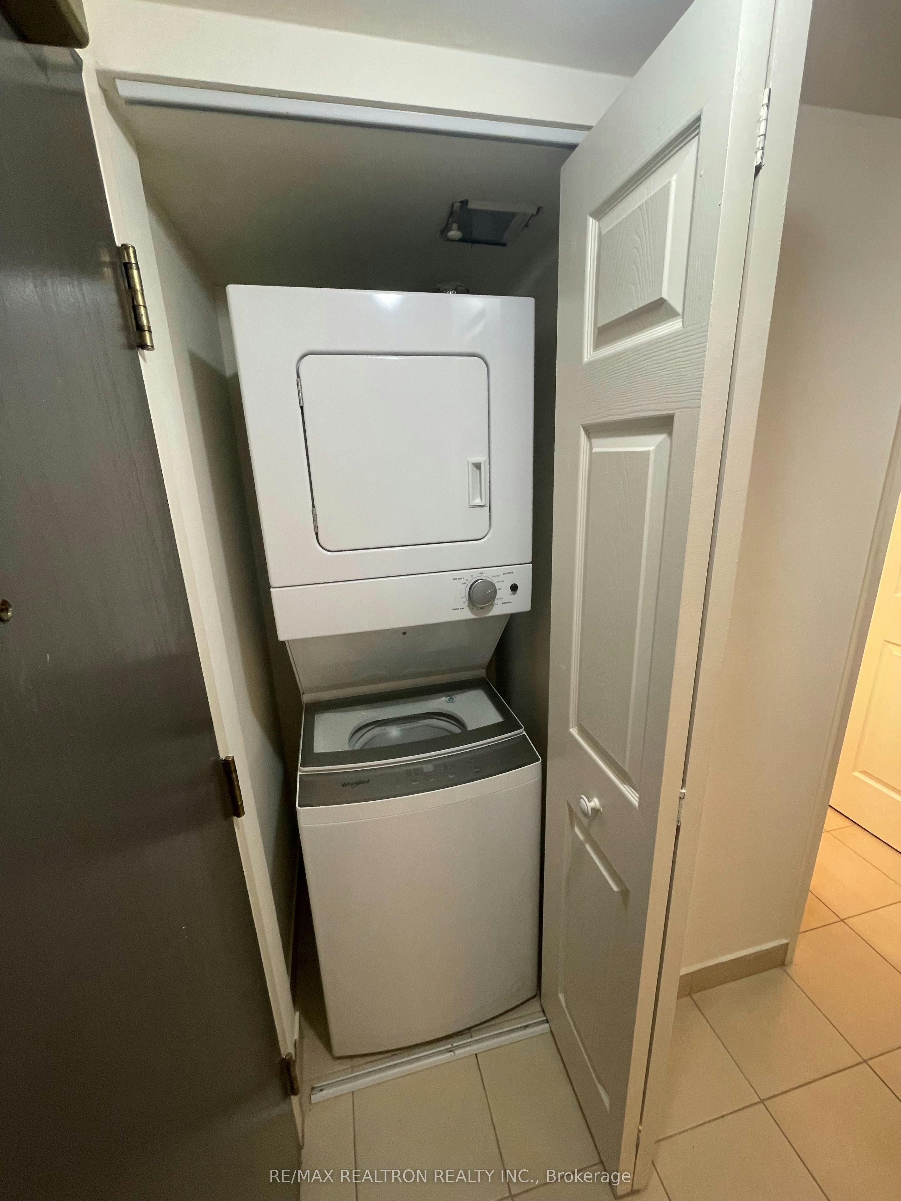 1003-736 Bay Street, Toronto, ON, M5G 2M4 - 4