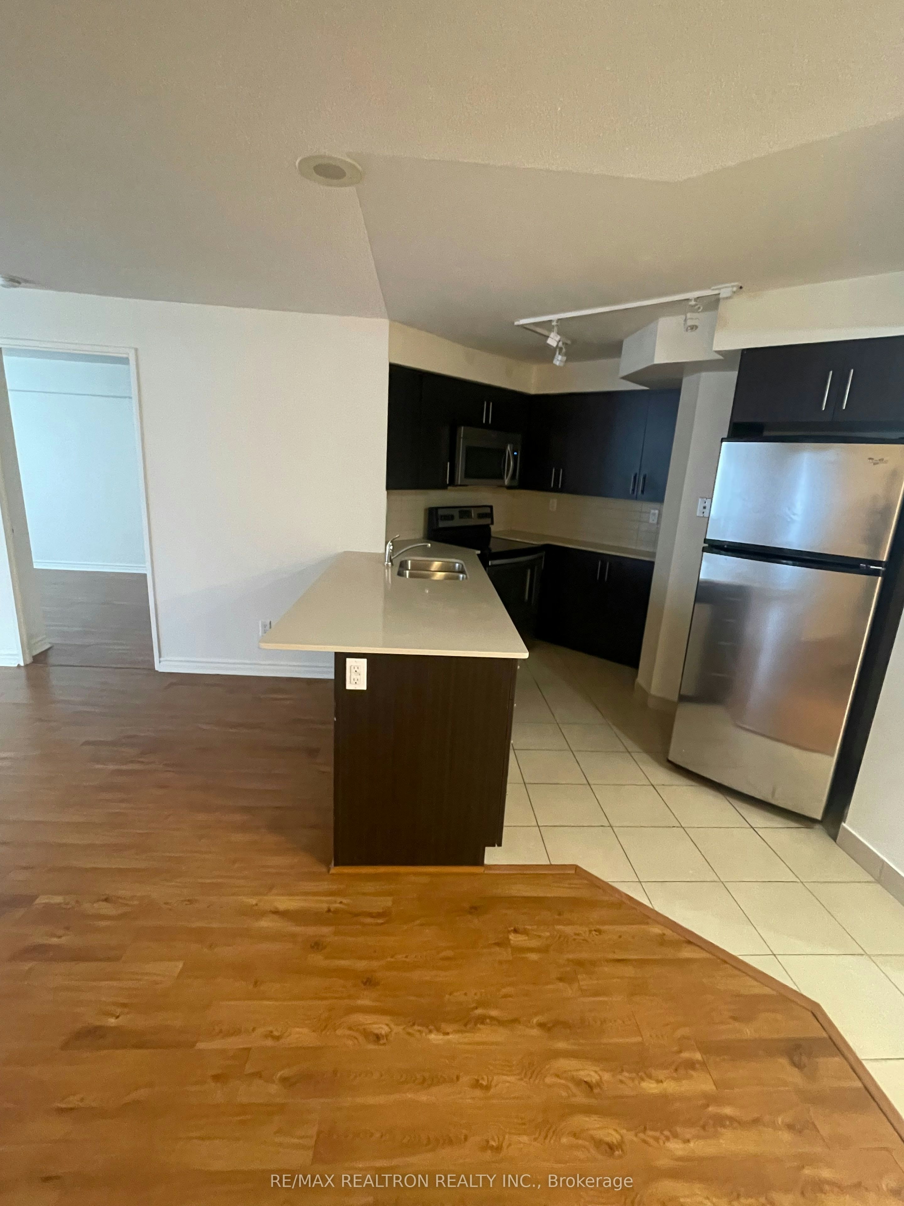 1003-736 Bay Street, Toronto, ON, M5G 2M4 - 7