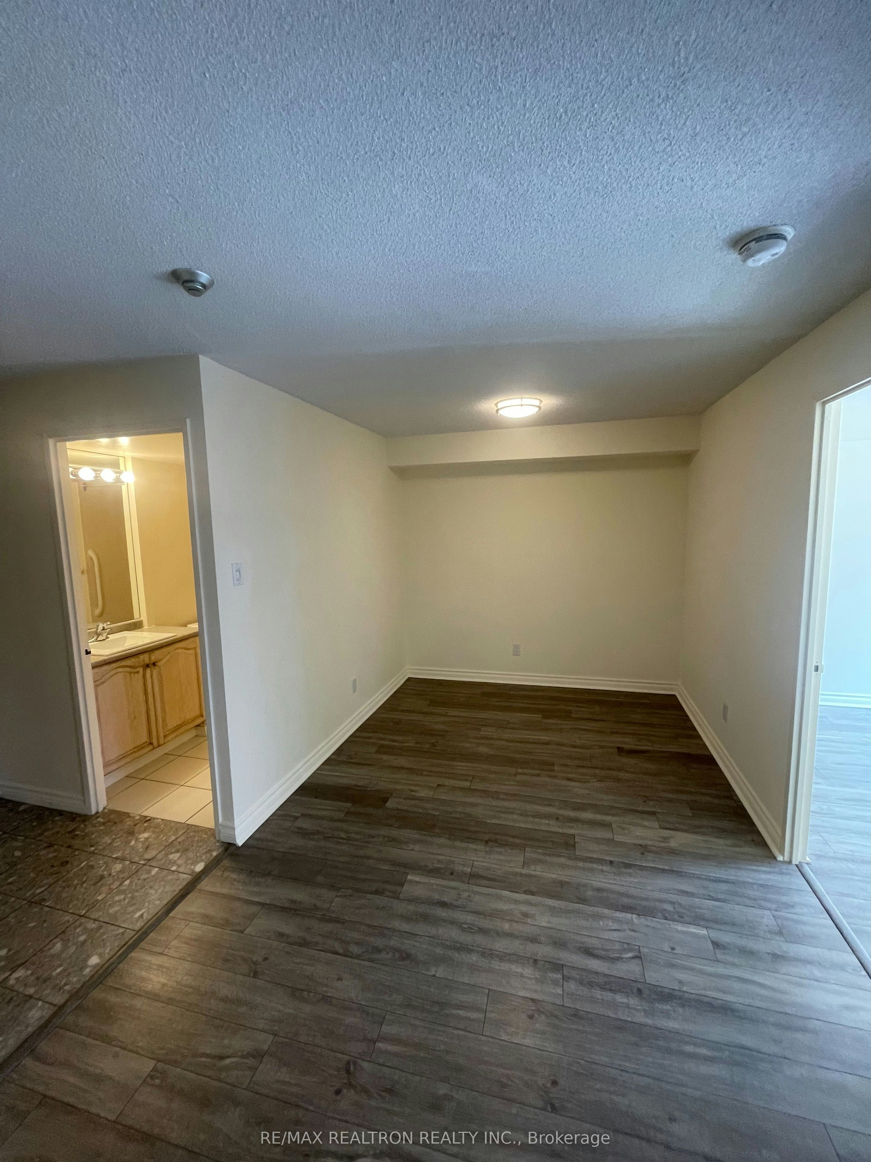 1003-736 Bay Street, Toronto, ON, M5G 2M4 - 6