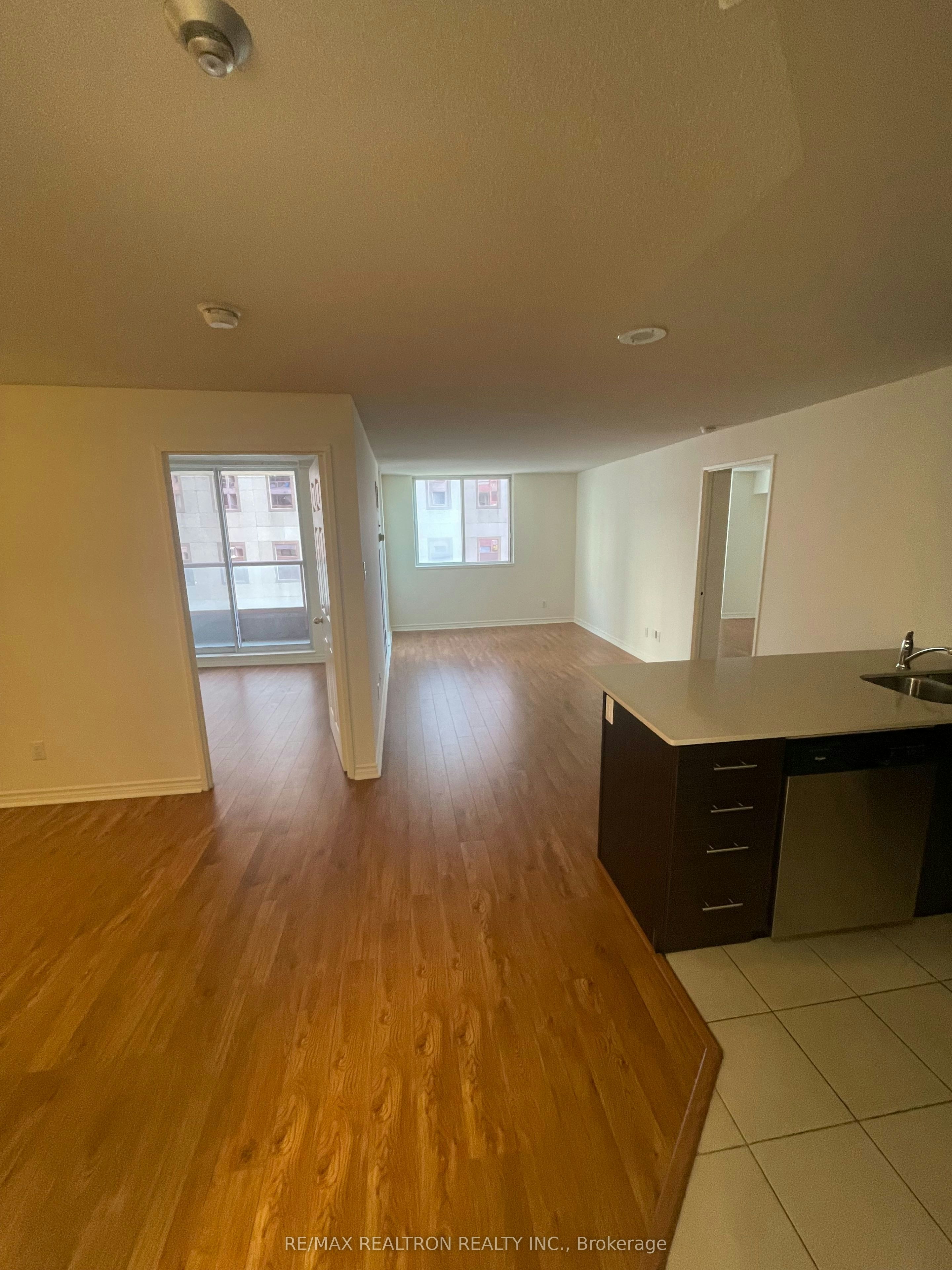 1003-736 Bay Street, Toronto, ON, M5G 2M4 - 2