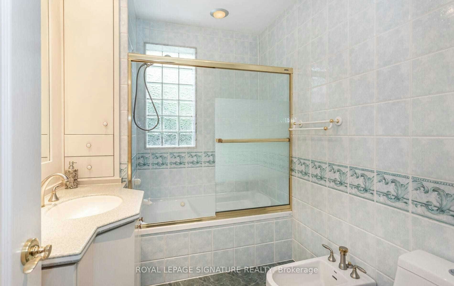 2 Hillcrest Drive, Toronto, ON, M6G 2C9 - 13