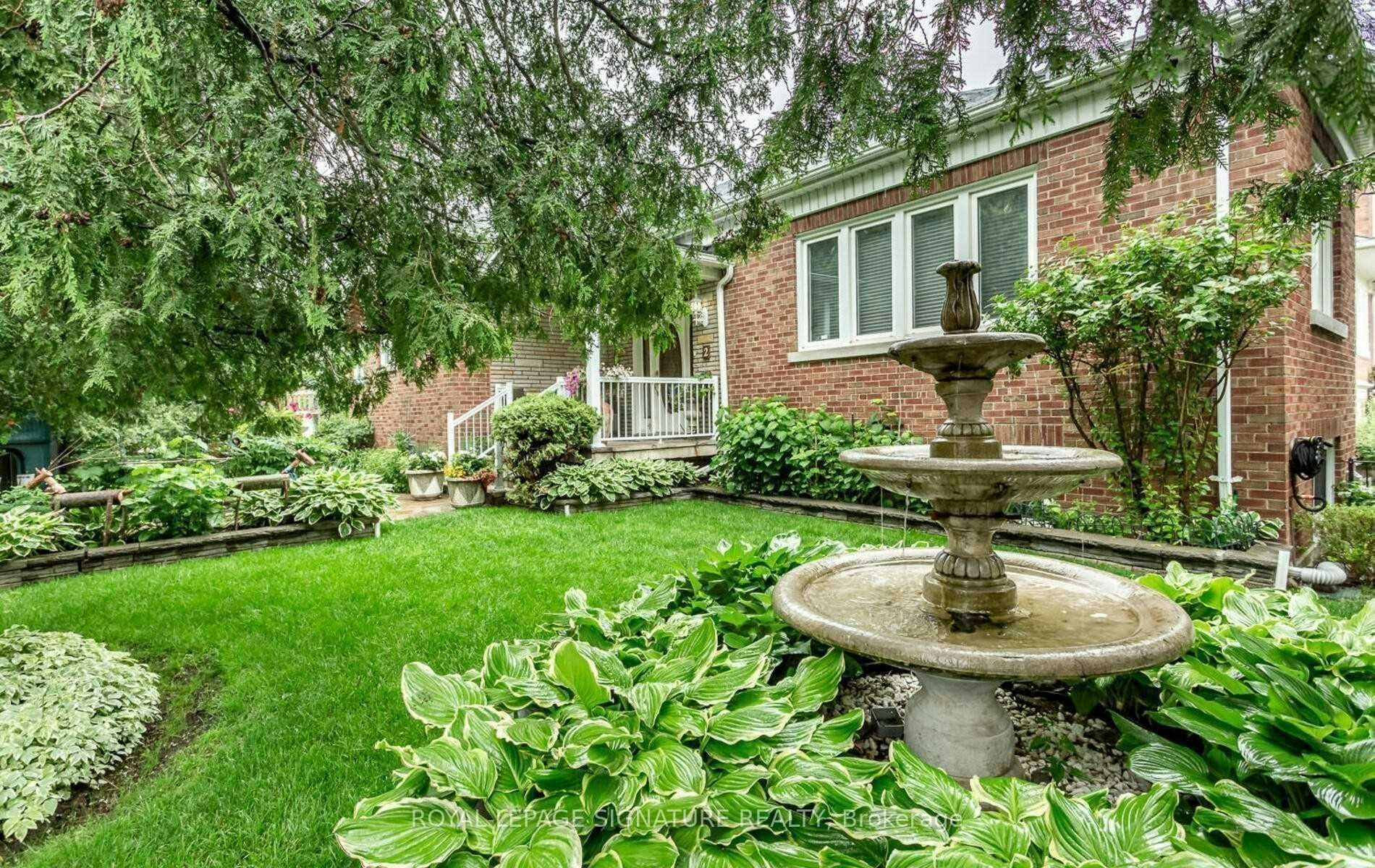 2 Hillcrest Drive, Toronto, ON, M6G 2C9