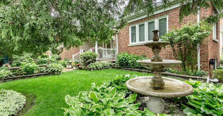 2 Hillcrest Drive, Toronto, ON, M6G 2C9
