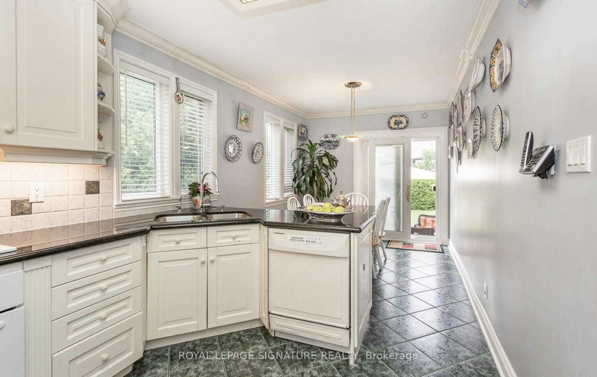 2 Hillcrest Drive, Toronto, ON, M6G 2C9 - 7