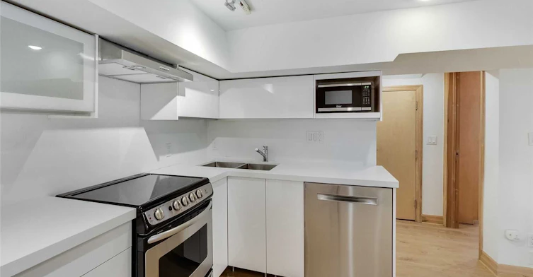 Lower-20 Kendal Avenue, Toronto, ON, M5R 1L7 - 4