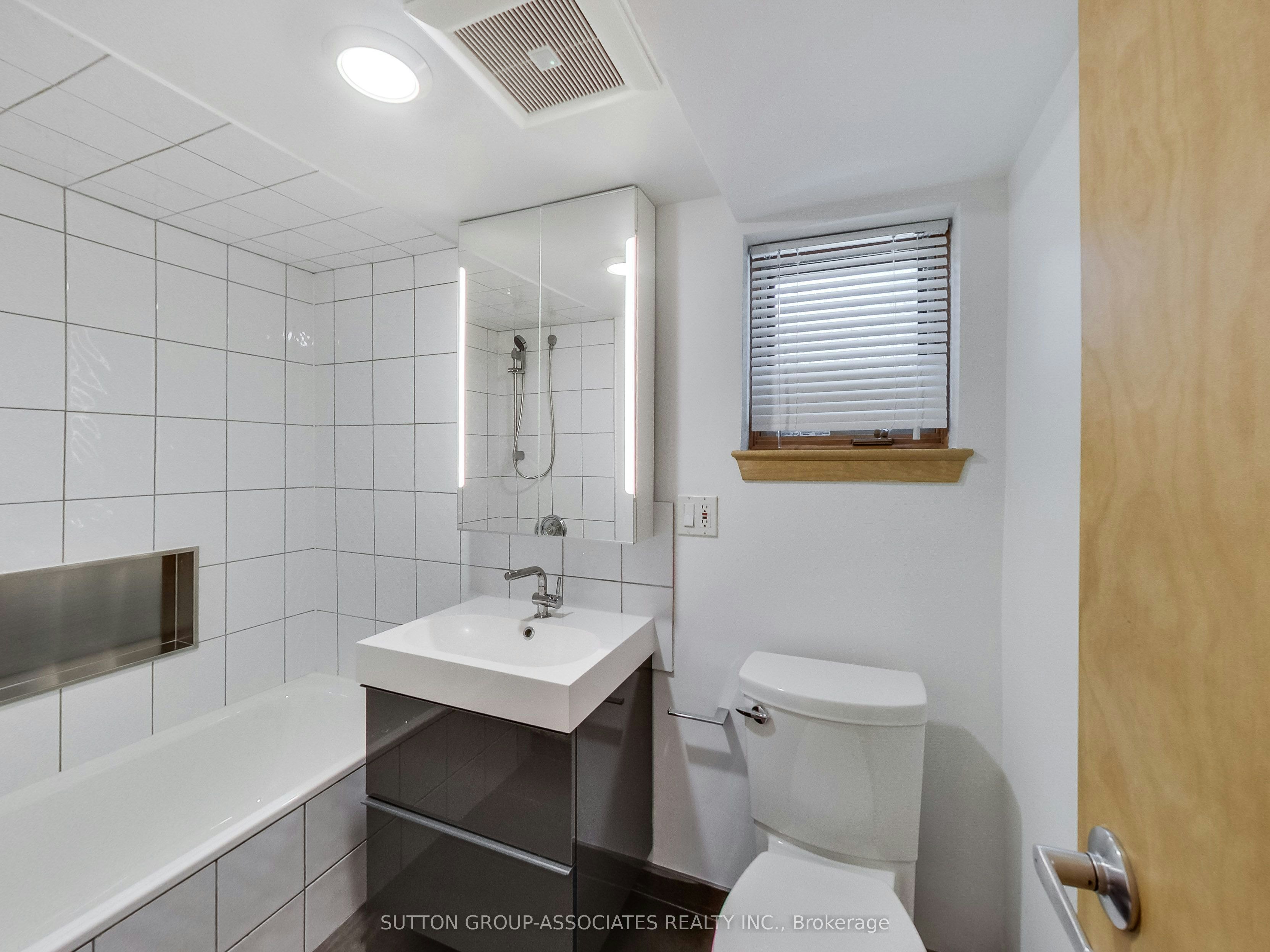 Lower-20 Kendal Avenue, Toronto, ON, M5R 1L7 - 9