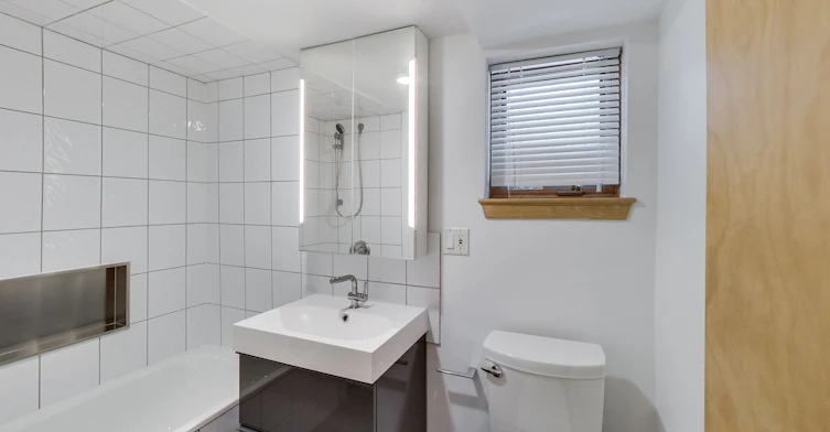 Lower-20 Kendal Avenue, Toronto, ON, M5R 1L7 - 9