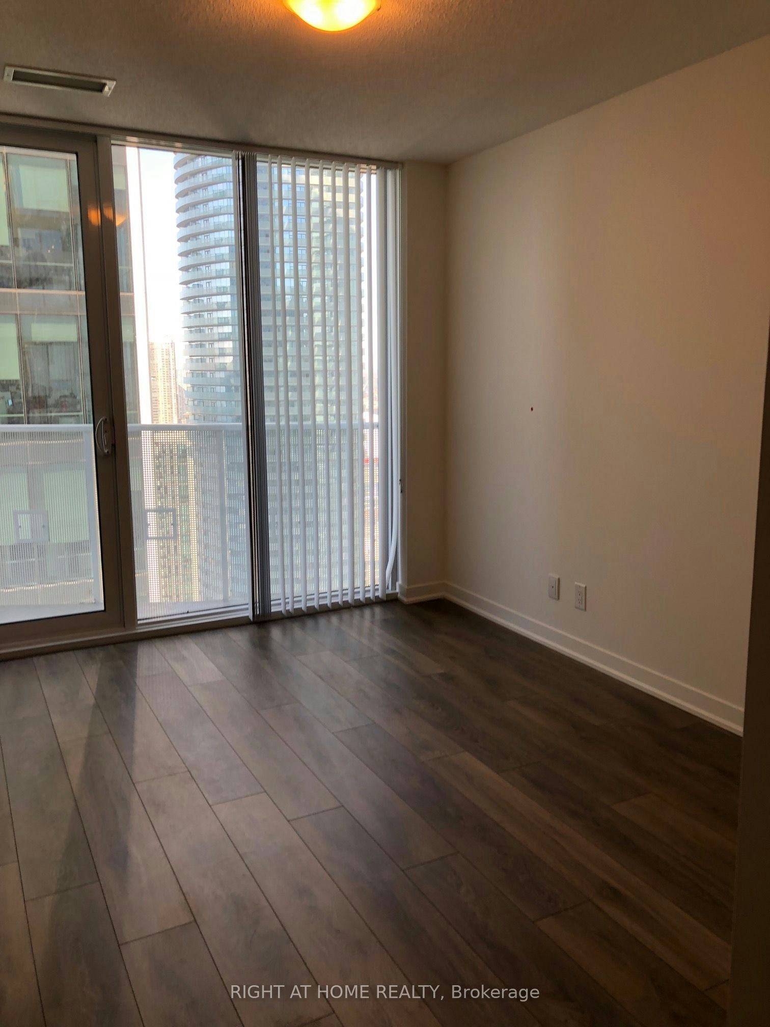 3911-100 Harbour Street, Toronto, ON, M5J 2T5 - 5