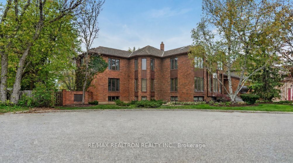 15 Sunforest Court, Toronto, ON, M2R 3W3