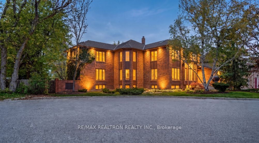 15 Sunforest Court, Toronto, ON, M2R 3W3