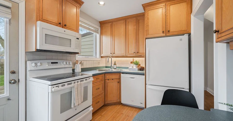 124 Homewood Avenue, Toronto, ON, M2M 1K3 - 12