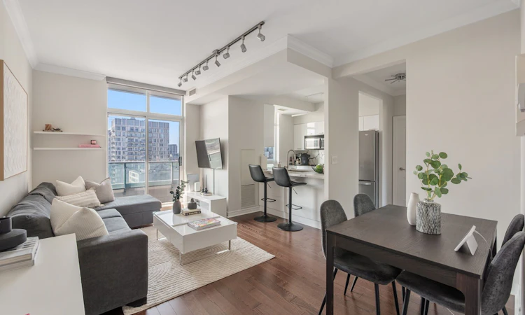 PH303-212 Eglinton Avenue E