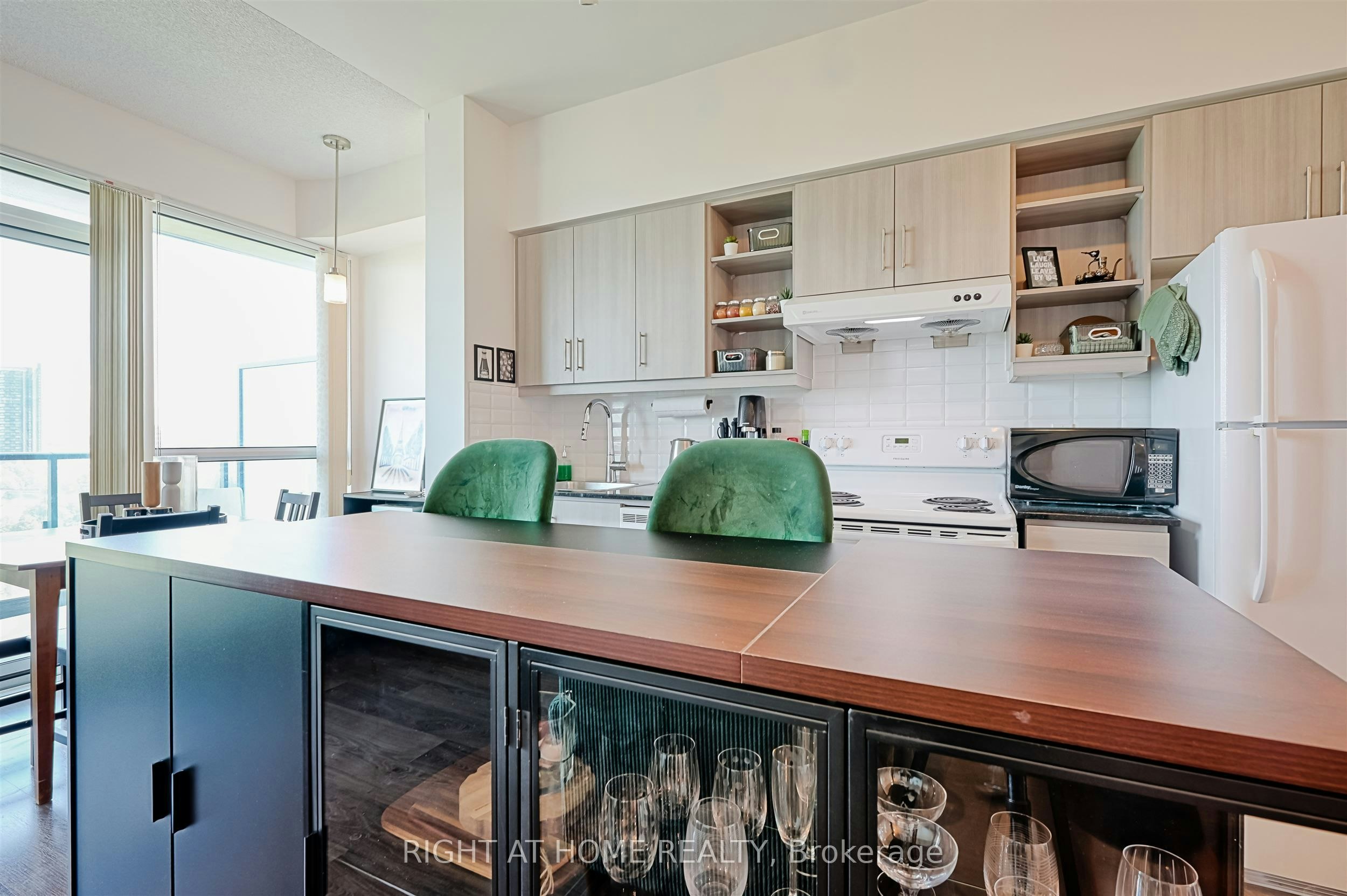 1018-160 Vanderhoof Avenue, Toronto, ON, M4G 0B7 - 12