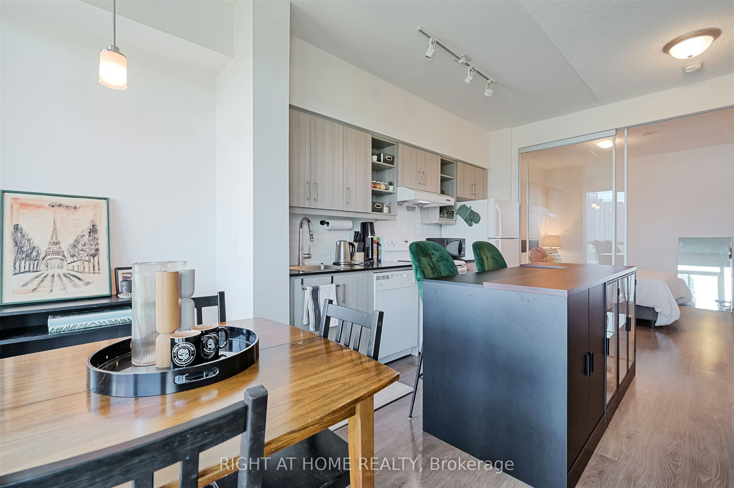 1018-160 Vanderhoof Avenue, Toronto, ON, M4G 0B7 - 9