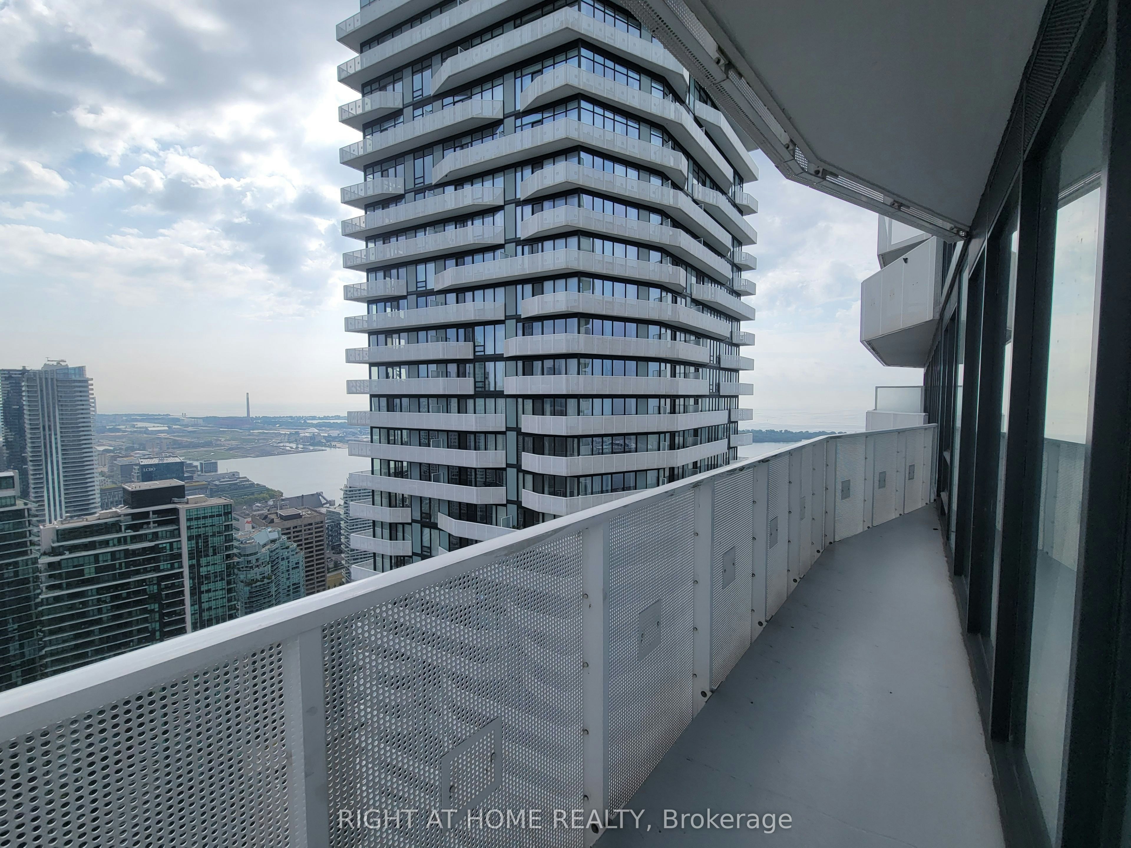 6504-100 Harbour Street, Toronto, ON, M5J 0B5 - 5