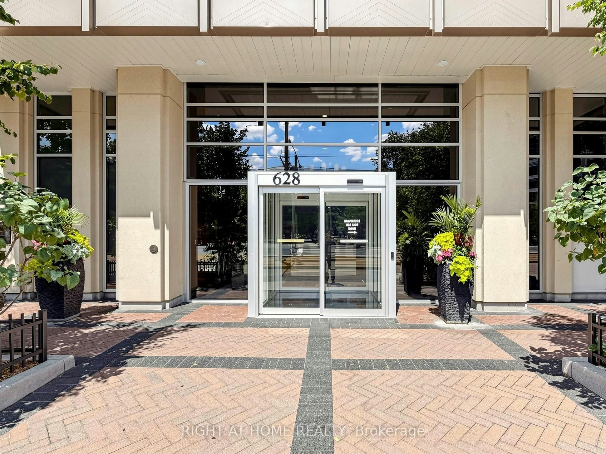 1032-628 Fleet Street, Toronto, ON, M5V 1A8
