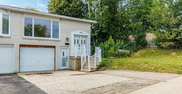 Upper-246 Cherokee Blvd Boulevard, Toronto, ON, M2H 2J7 - 2
