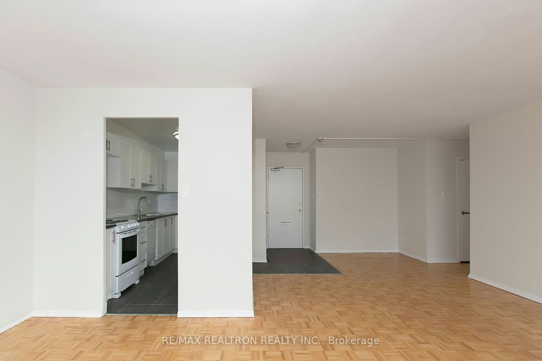 1110-6200 Bathurst Street, Toronto, ON, M2R 2A3 - 2