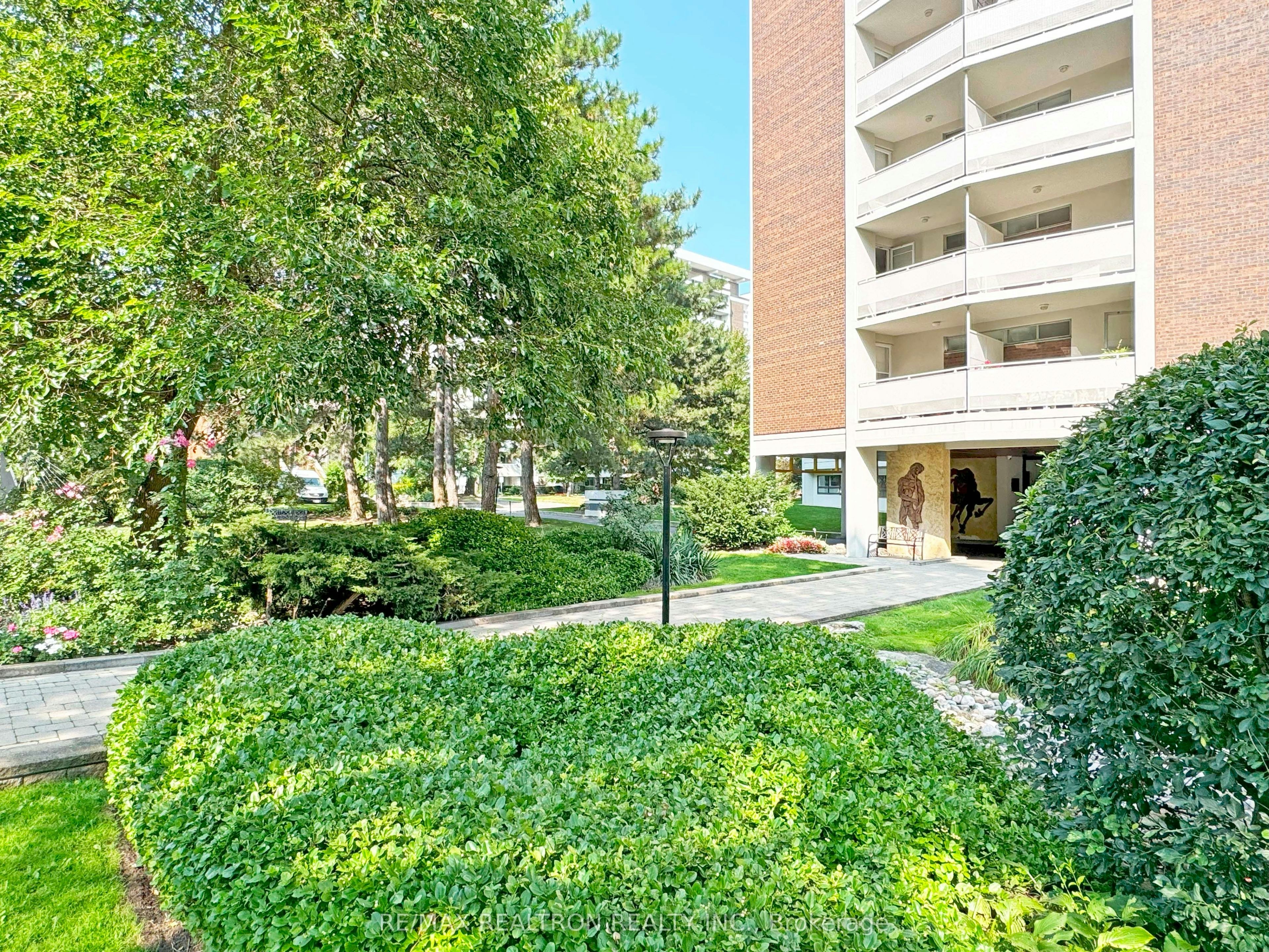 1501-9 Deer Park Crescent, Toronto, ON, M4V 2C4 - 11
