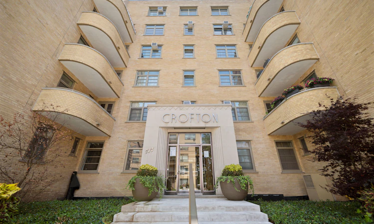 510-717 Eglinton Avenue W