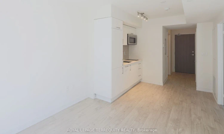 627-576 Front Street W