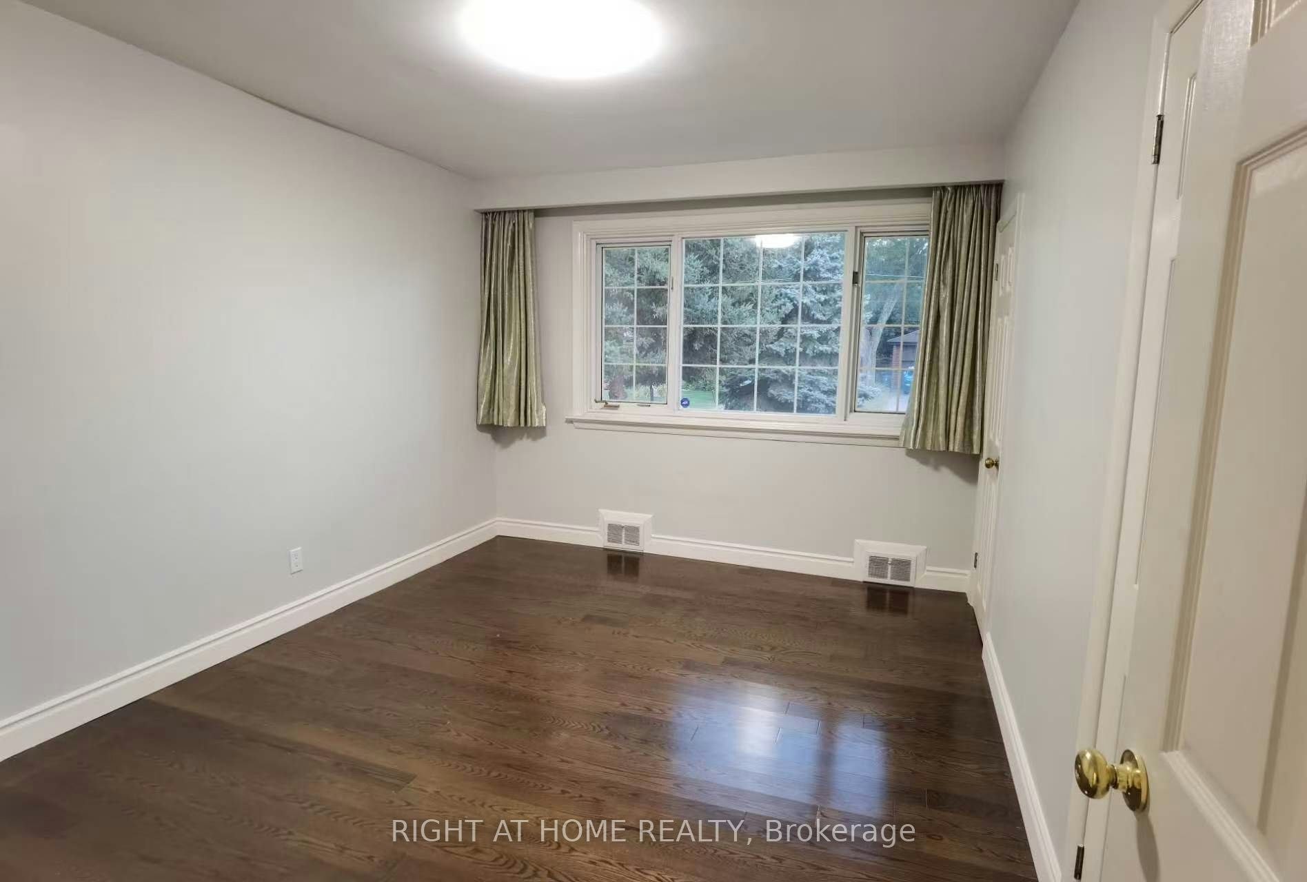 220 Newton Drive, Toronto, ON, M2M 2P3 - 8