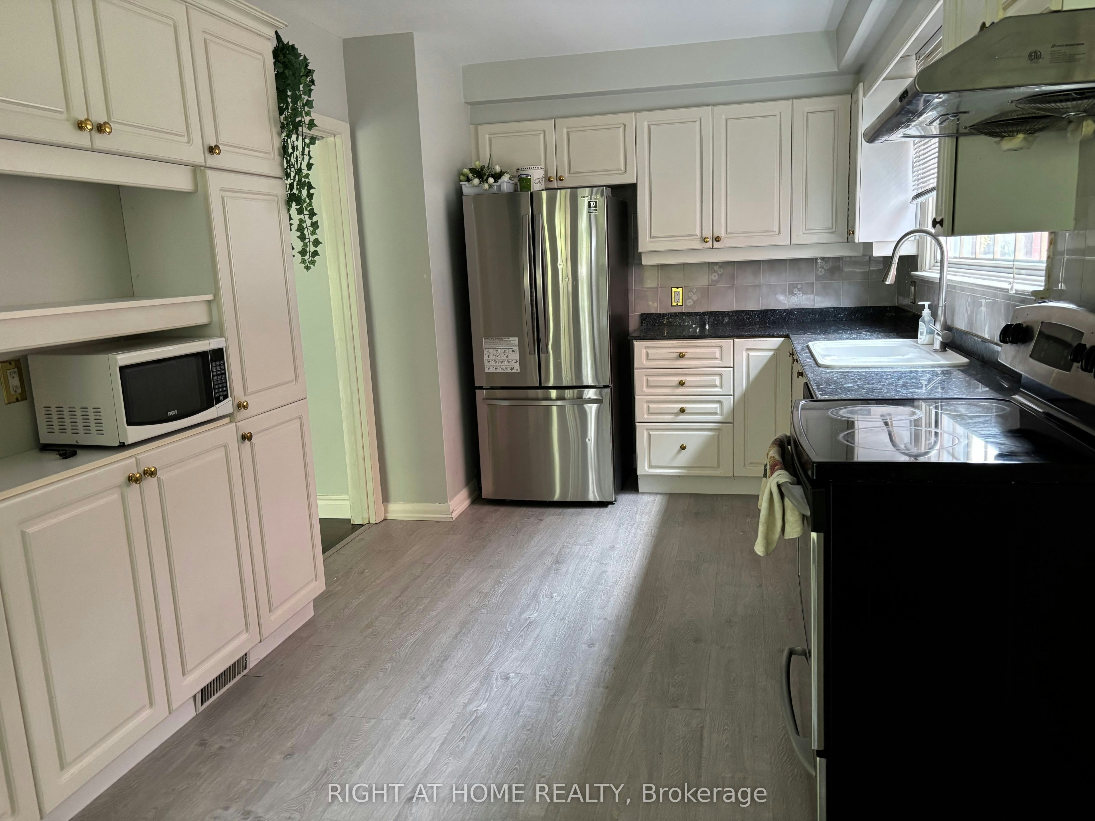 220 Newton Drive, Toronto, ON, M2M 2P3 - 5