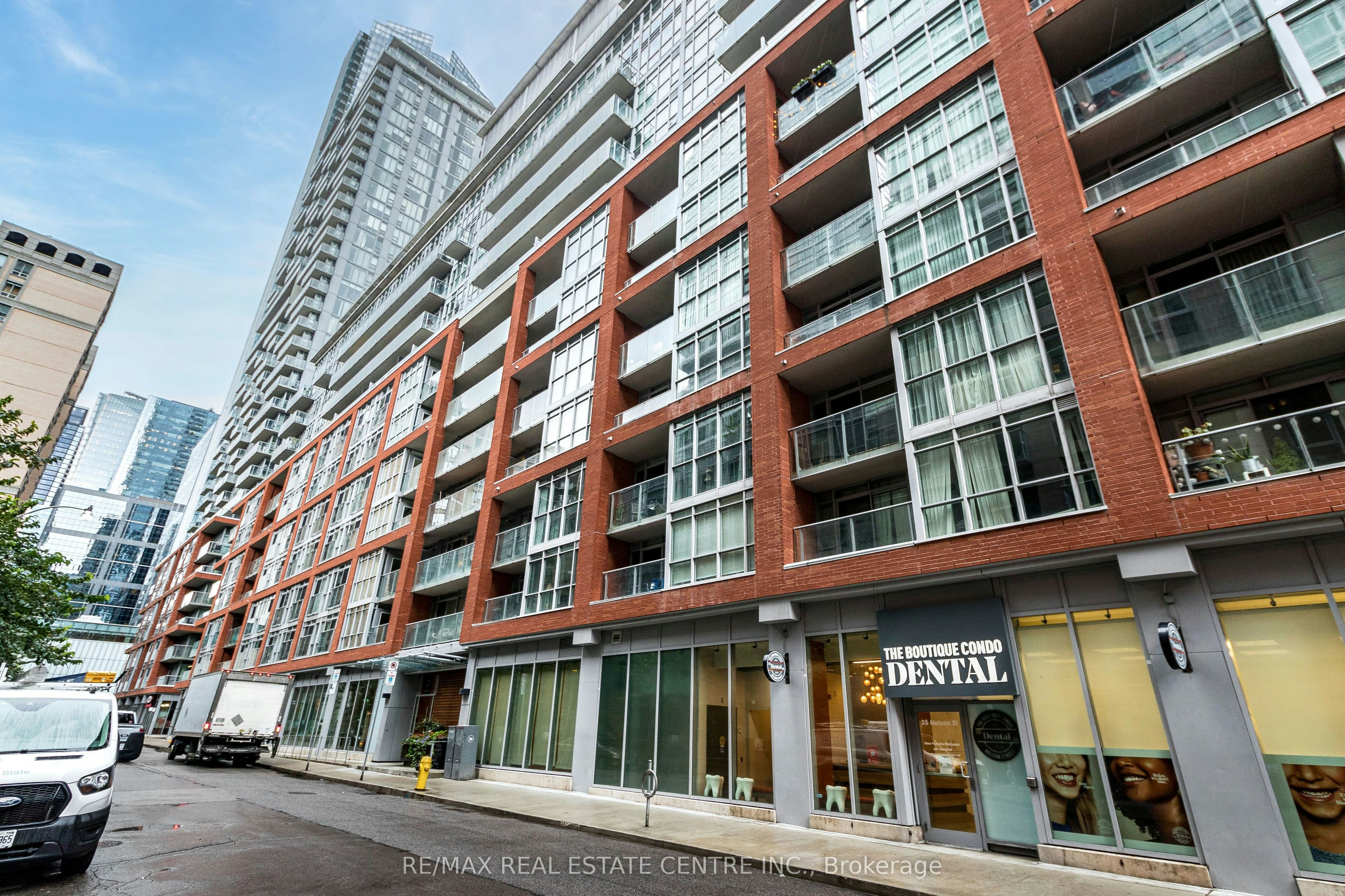UPH 11-21 Nelson Street, Toronto, ON, M5V 1T8