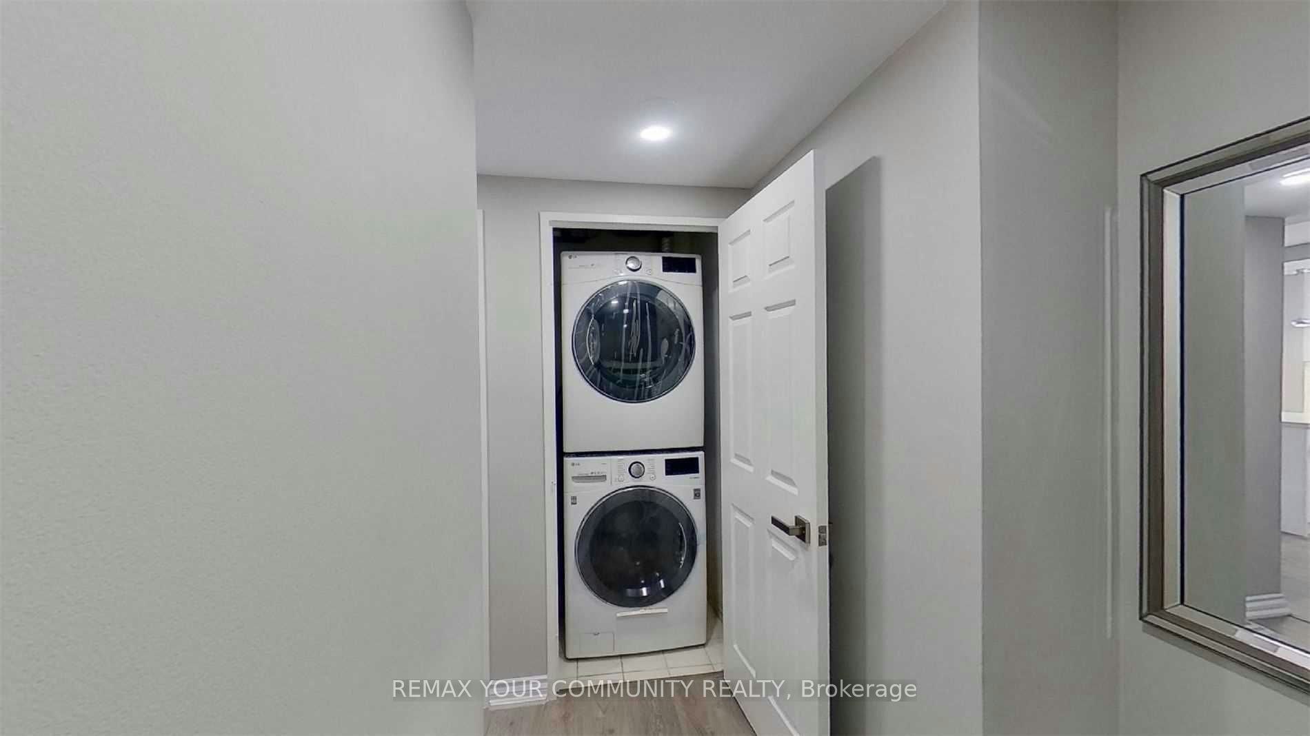 1601-55 Centre Avenue, Toronto, ON, M5G 2H5 - 3