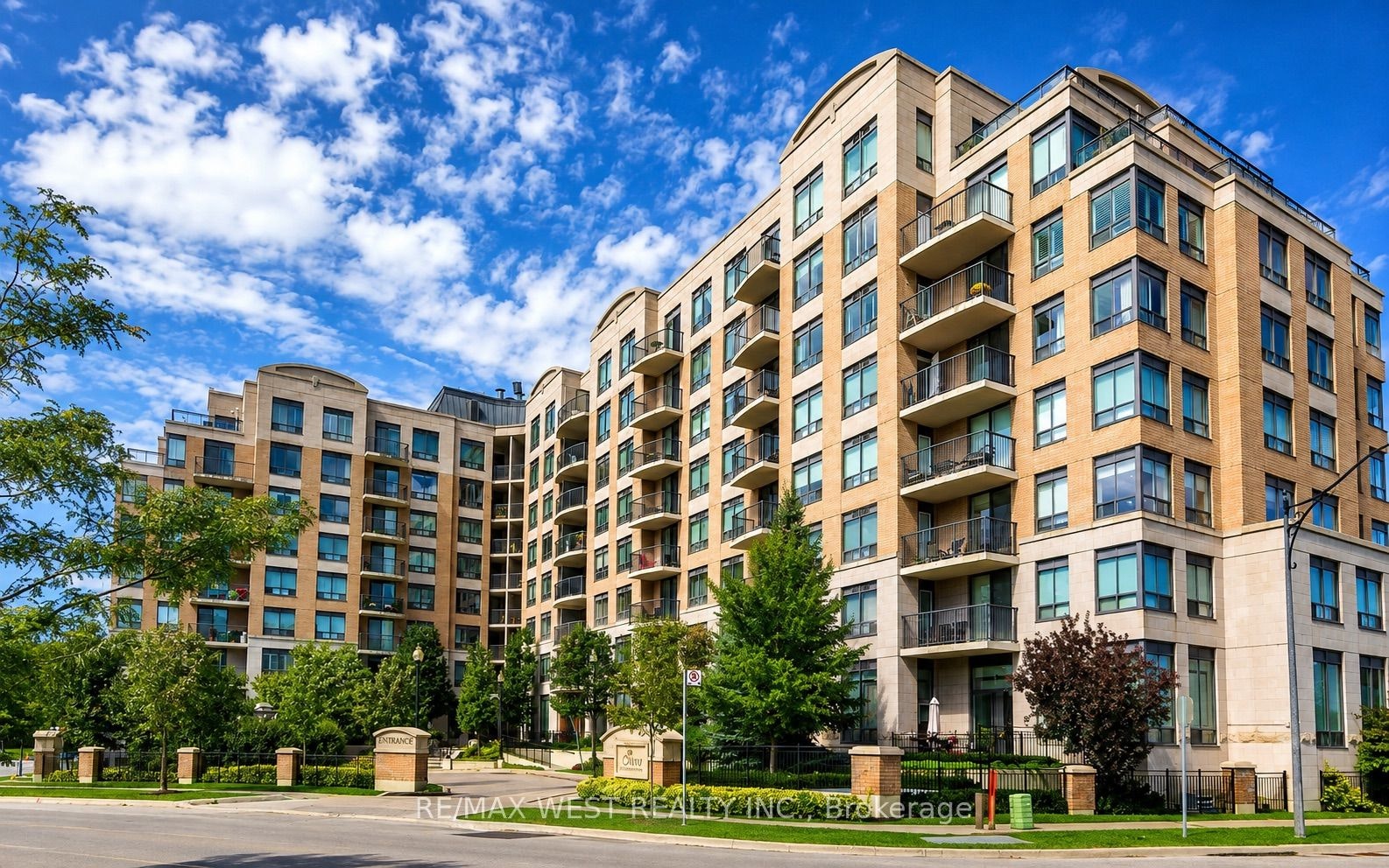 707-16 Dallimore Circle, Toronto, ON, M3C 4C4