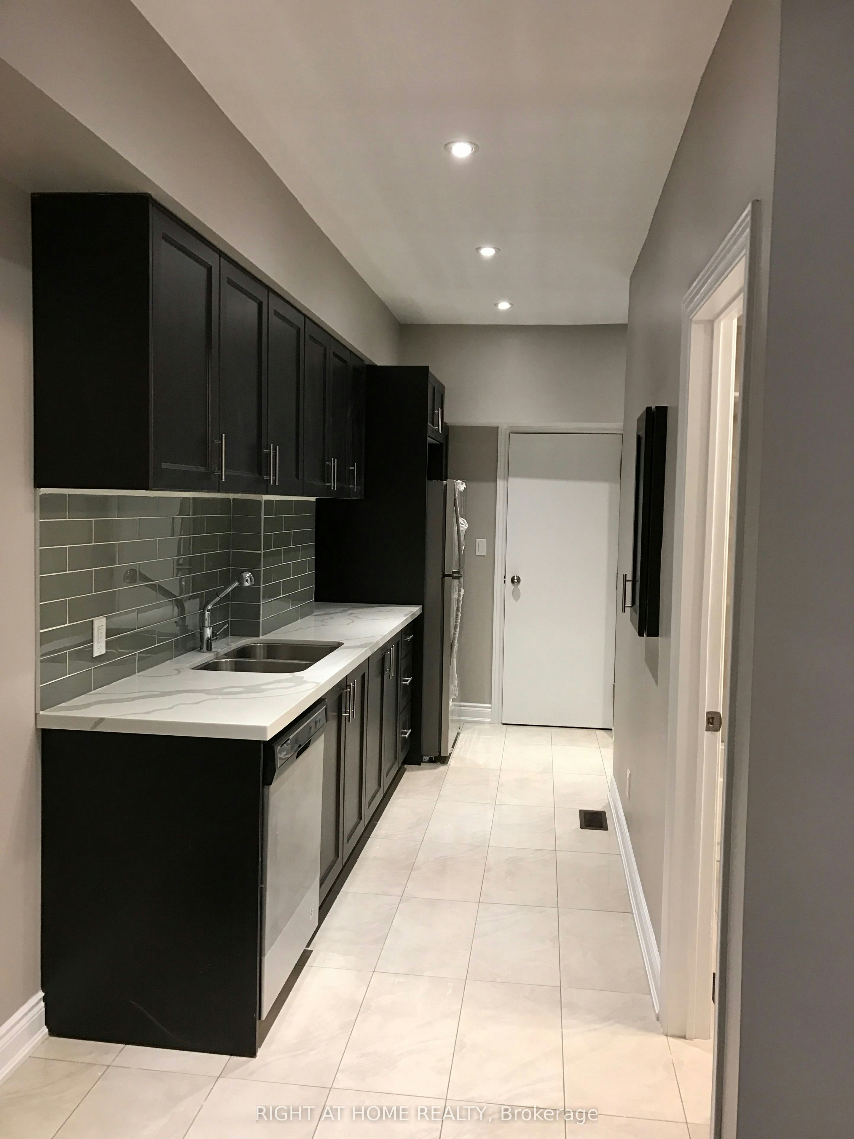 Main Floor Unit-989 Dufferin Street, Toronto, ON, M6H 4B2 - 3