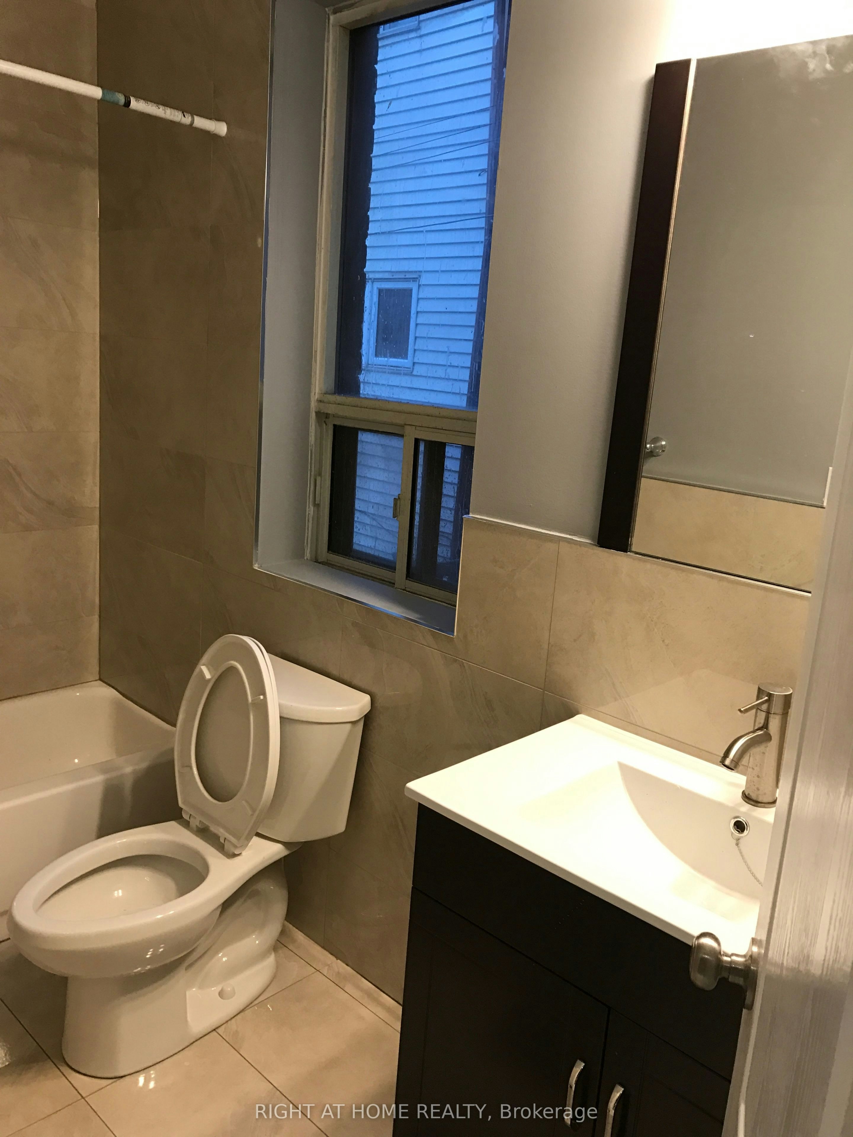 Main Floor Unit-989 Dufferin Street, Toronto, ON, M6H 4B2 - 11