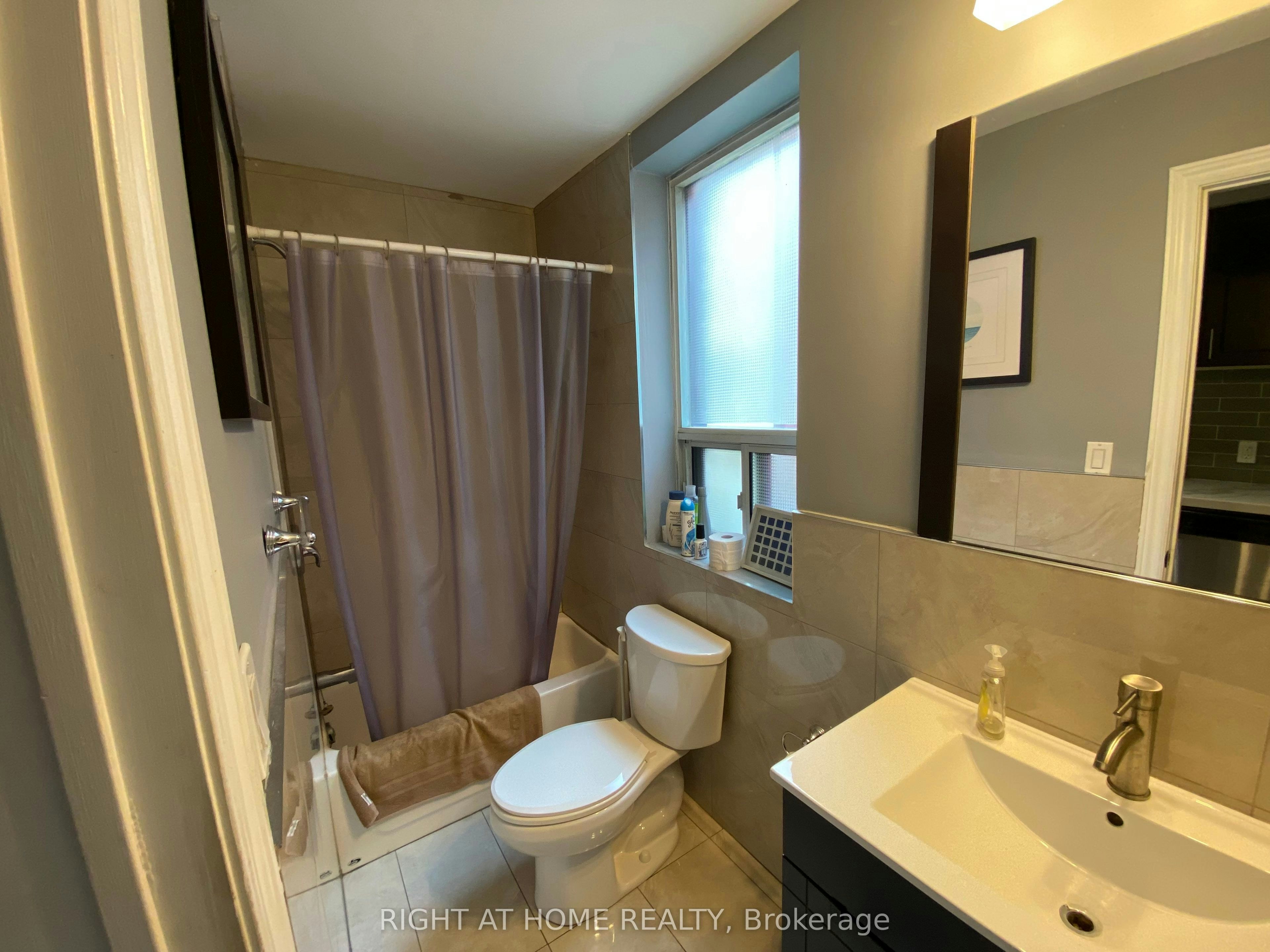 Main Floor Unit-989 Dufferin Street, Toronto, ON, M6H 4B2 - 9