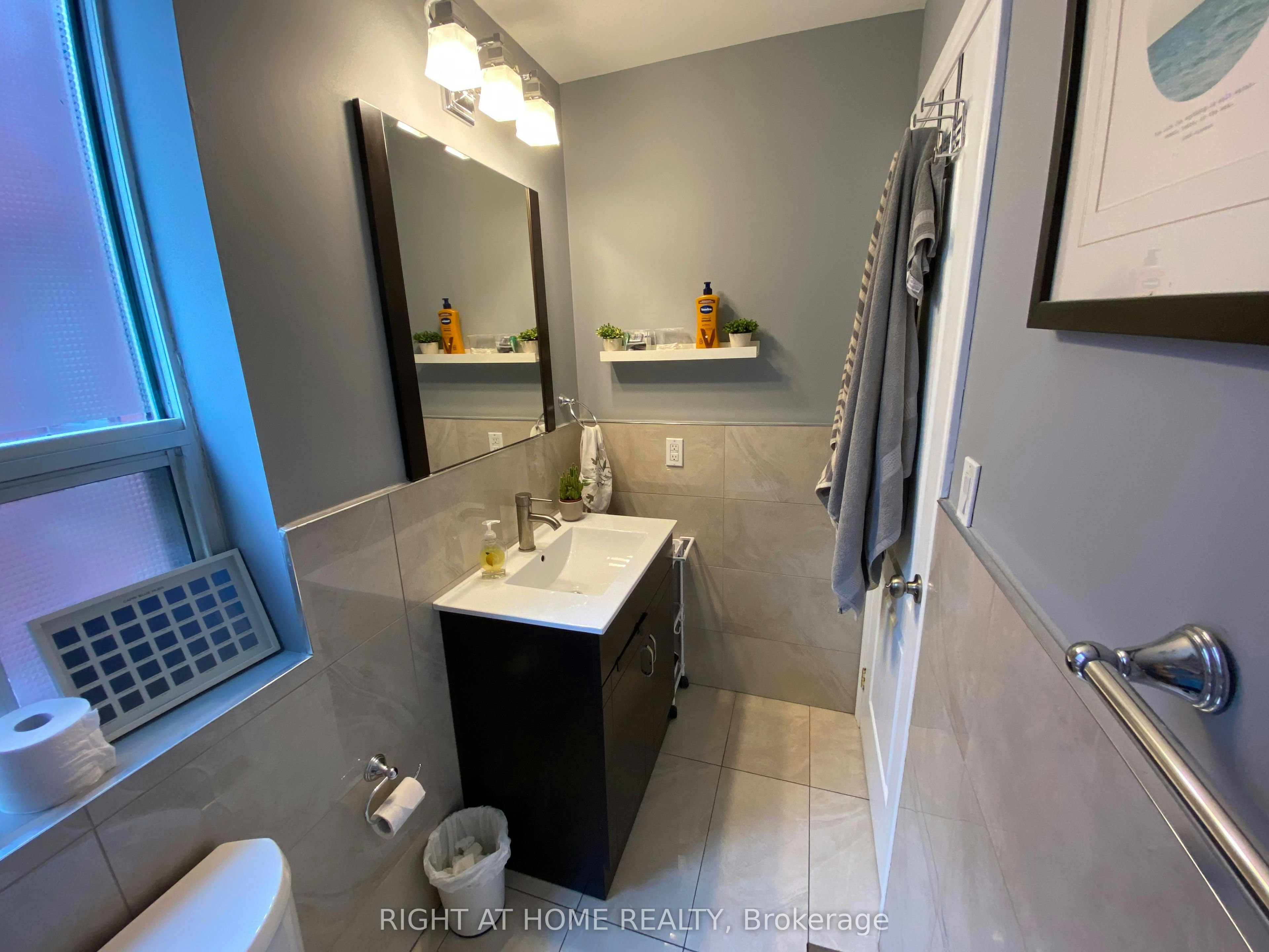 Main Floor Unit-989 Dufferin Street, Toronto, ON, M6H 4B2 - 10
