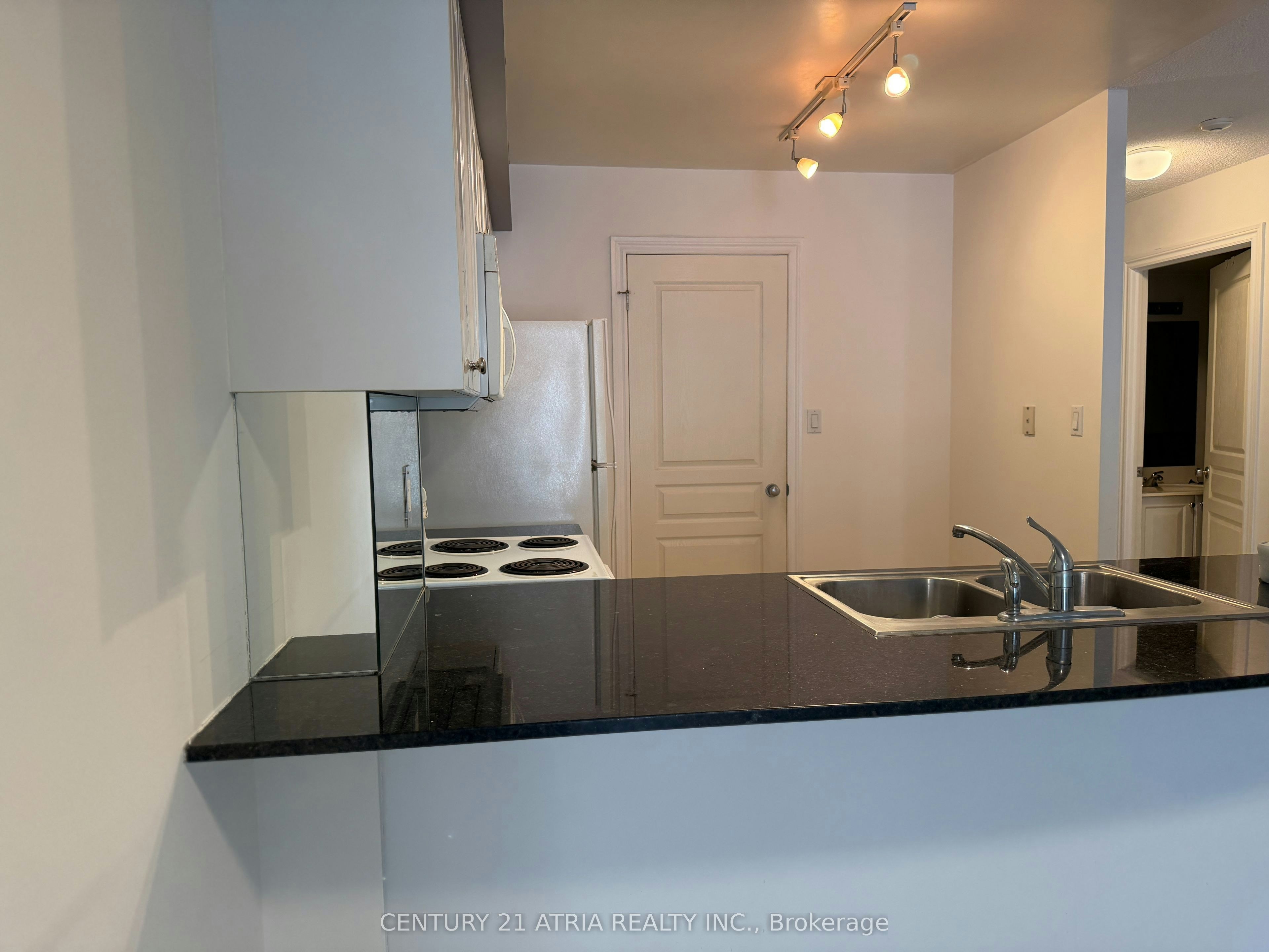 602-801 Bay Street, Toronto, ON, M5S 1Y9 - 5