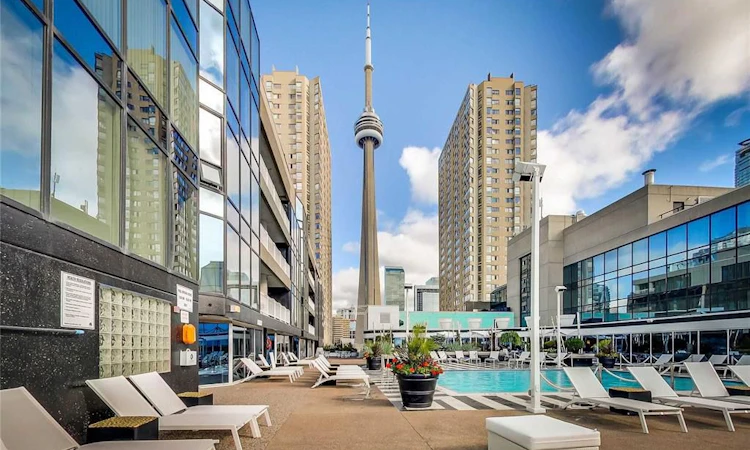 404-251 Queens Quay W