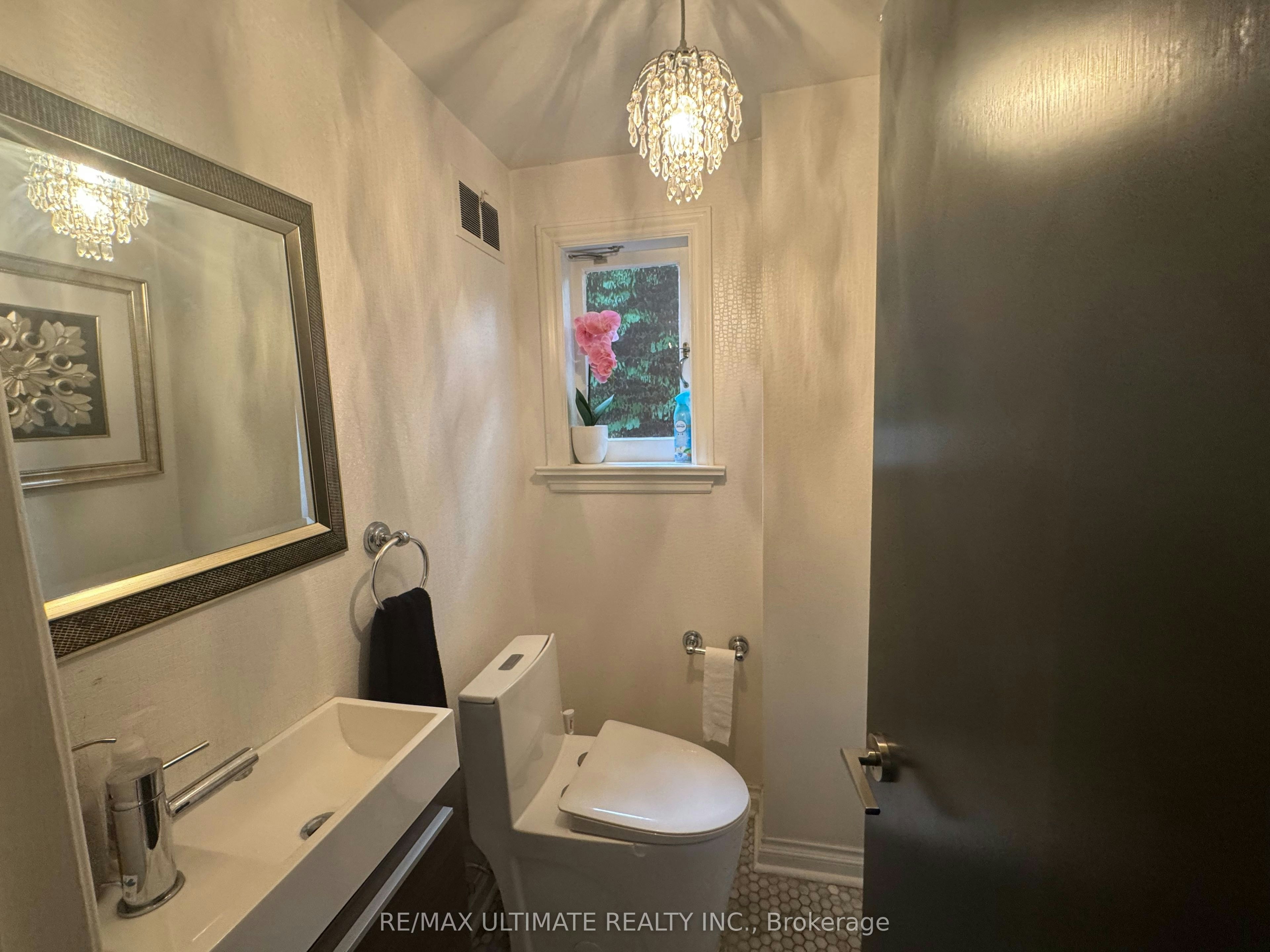 10 Noel Avenue, Toronto, ON, M4G 1B3 - 10
