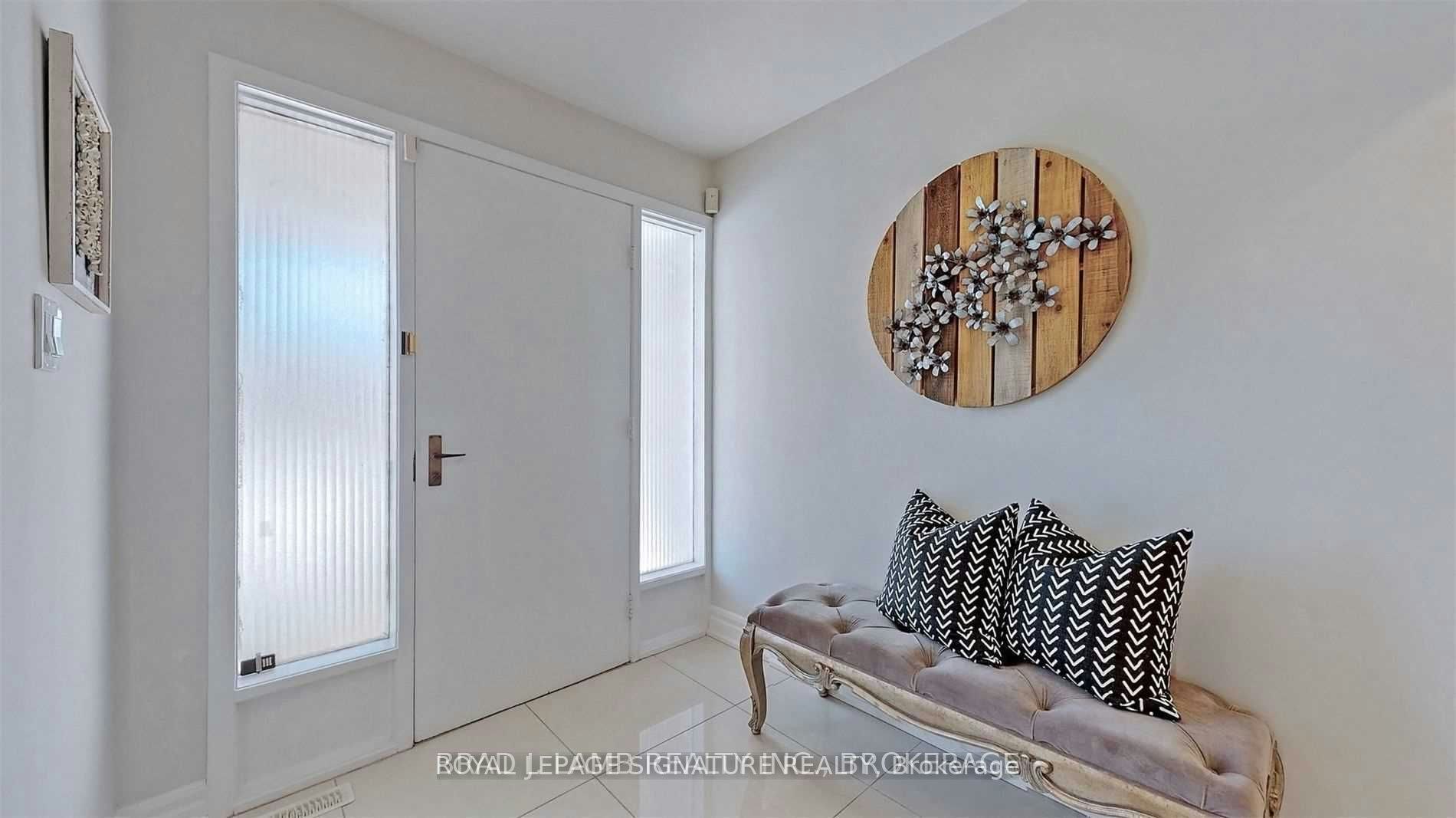 Upper-17 Baroness Crescent, Toronto, ON, M2J 3K4 - 2