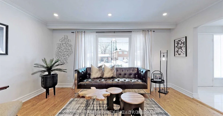 Upper-17 Baroness Crescent, Toronto, ON, M2J 3K4 - 4