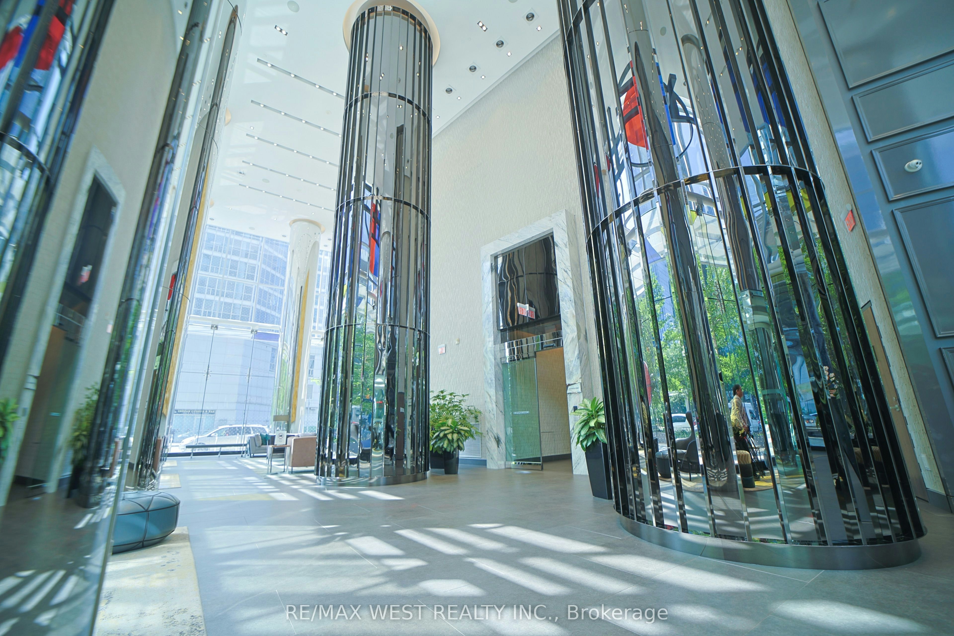1101-10 York Street, Toronto, ON, M5J 0E1