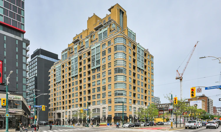 621-438 Richmond Street W