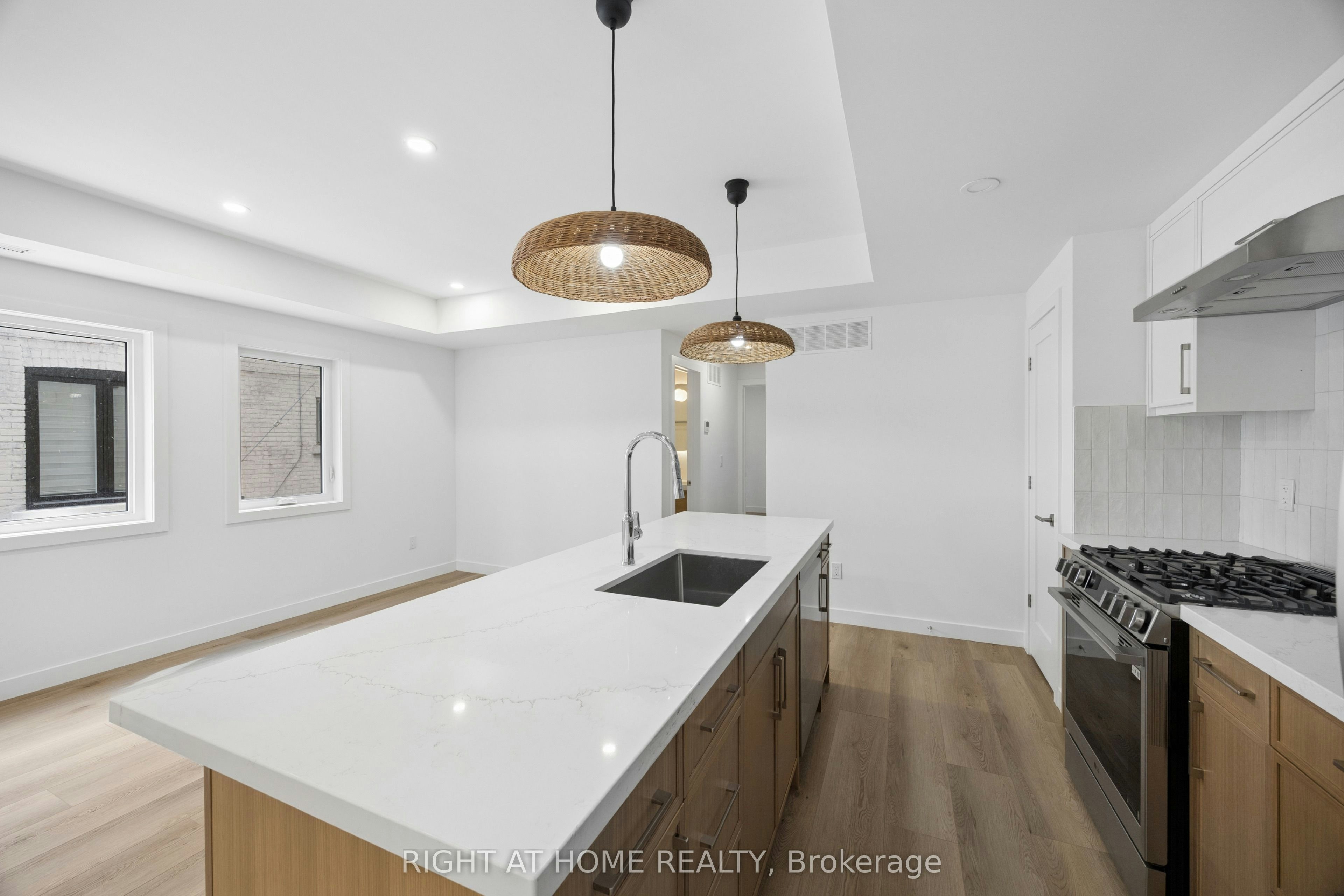 2-91 Barton Avenue, Toronto, ON, M6G 1P7 - 8