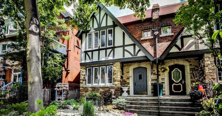 Lower-125 Walmer Road, Toronto, ON, M5R 2X8