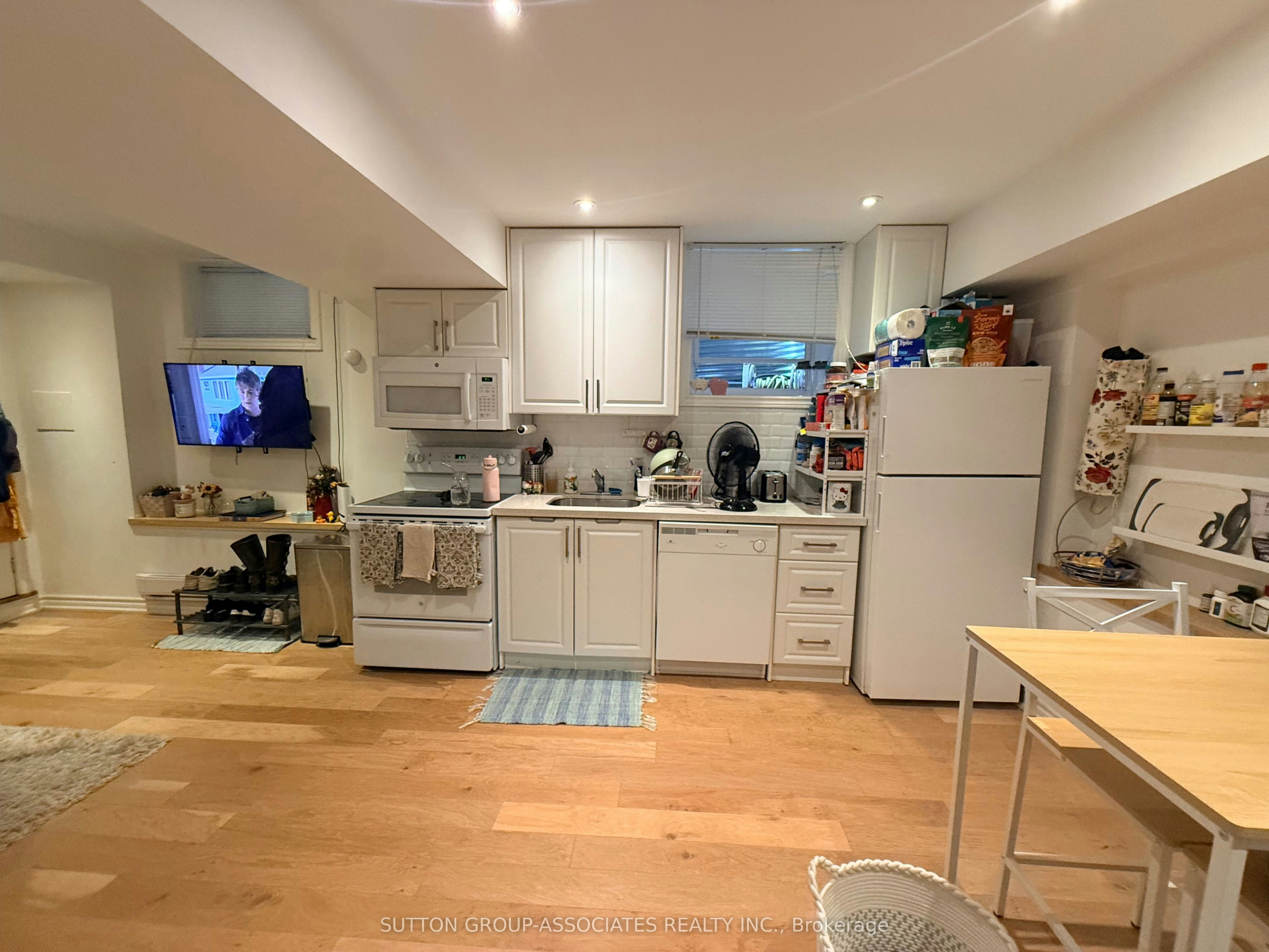 Lower-125 Walmer Road, Toronto, ON, M5R 2X8 - 2